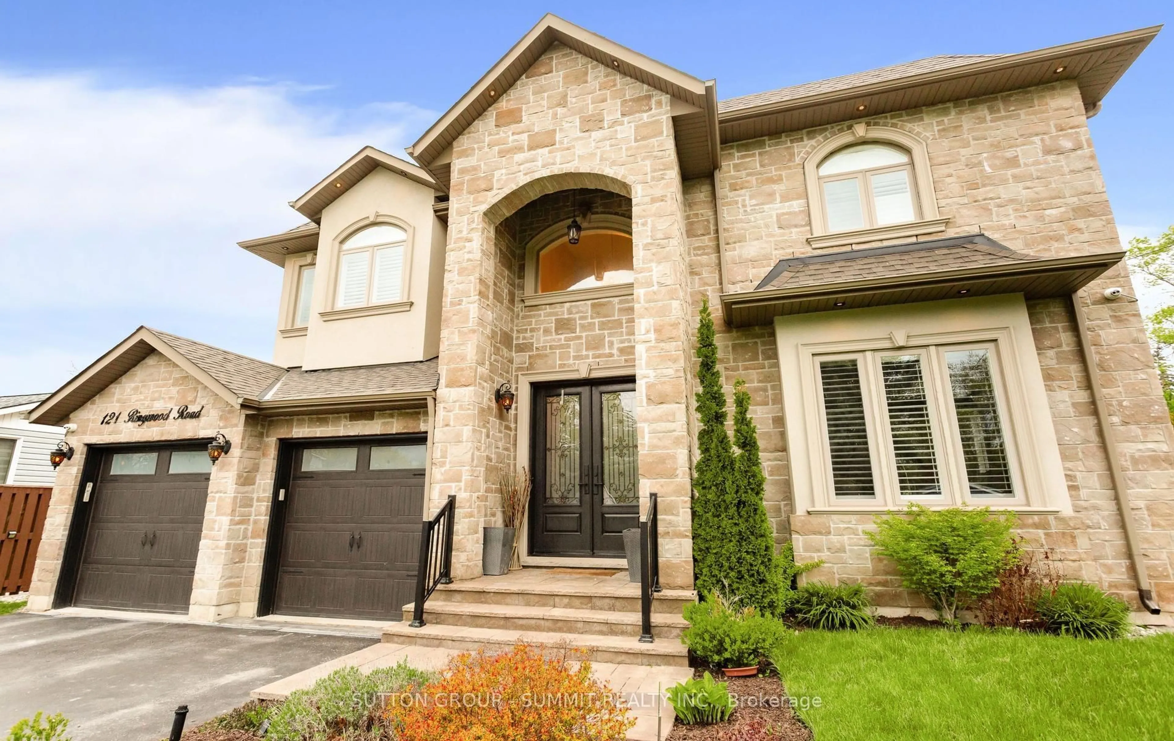 Home with brick exterior material, street for 121 Ringwood Rd, Oakville Ontario L6H 1K3