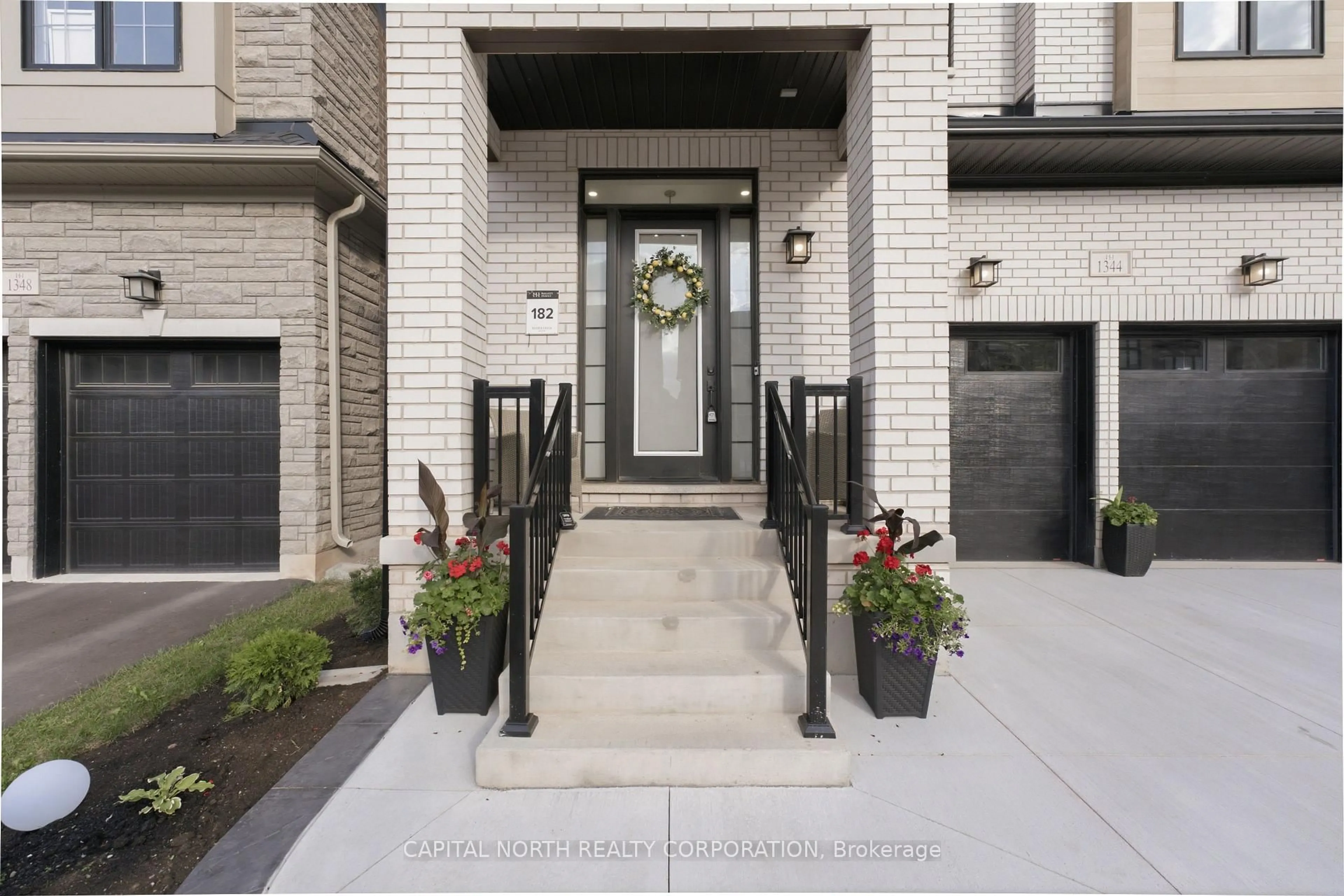 Indoor entryway for 1344 Hydrangea Gdns, Oakville Ontario L6H 7Z6