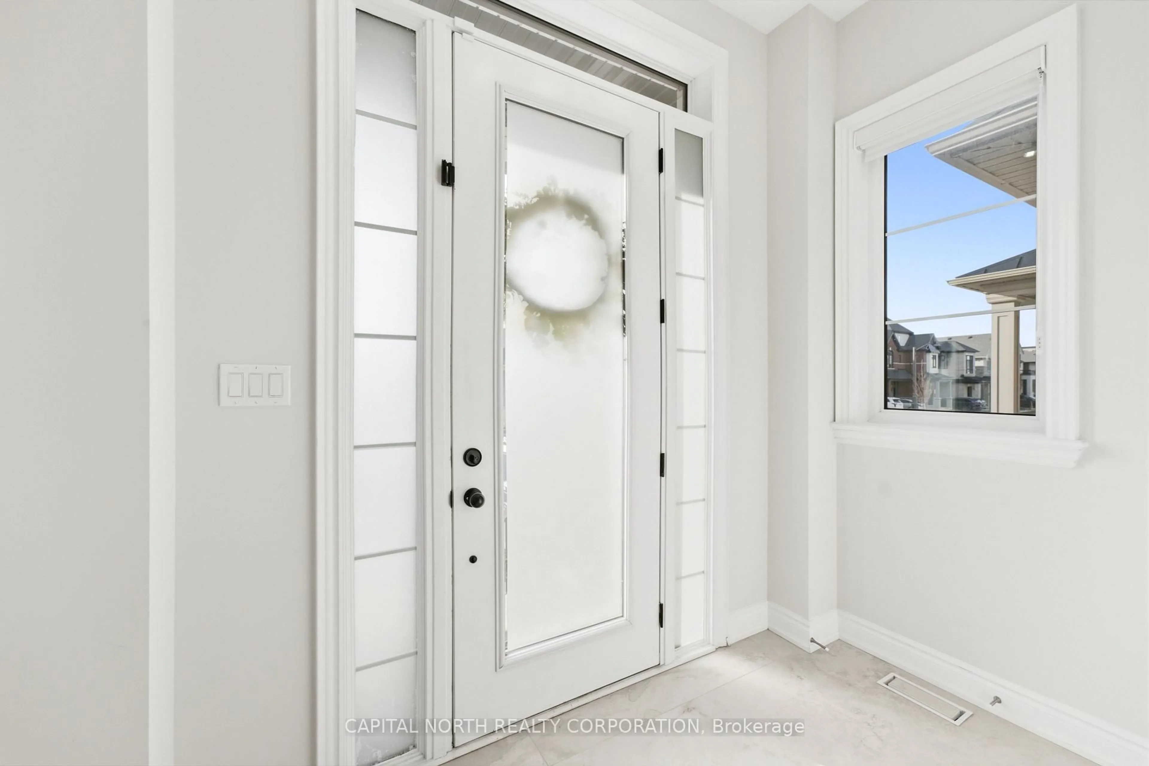 Indoor entryway for 1344 Hydrangea Gdns, Oakville Ontario L6H 7Z6