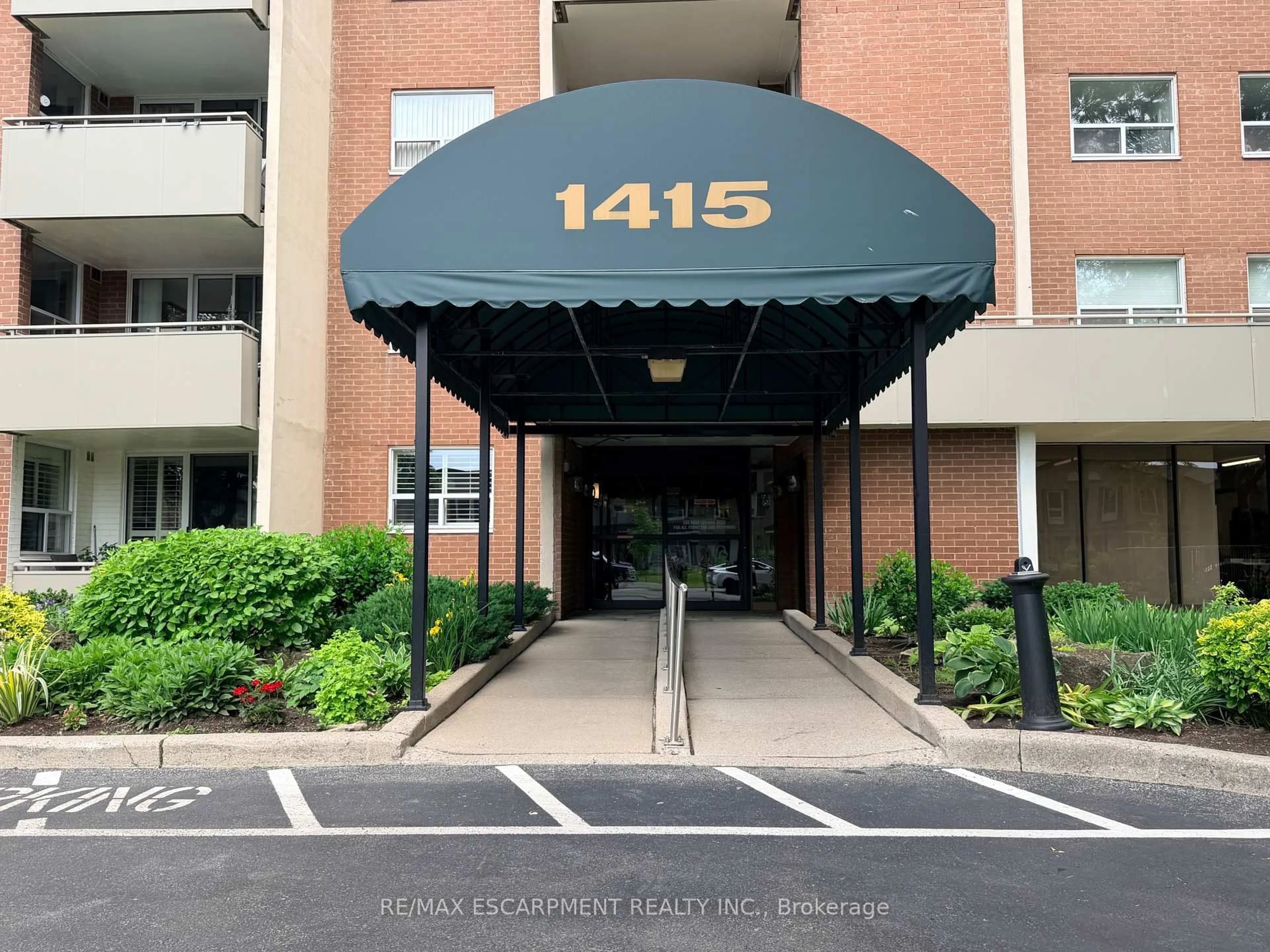 Indoor foyer for 1415 Ghent Ave #705, Burlington Ontario L7S 1X4