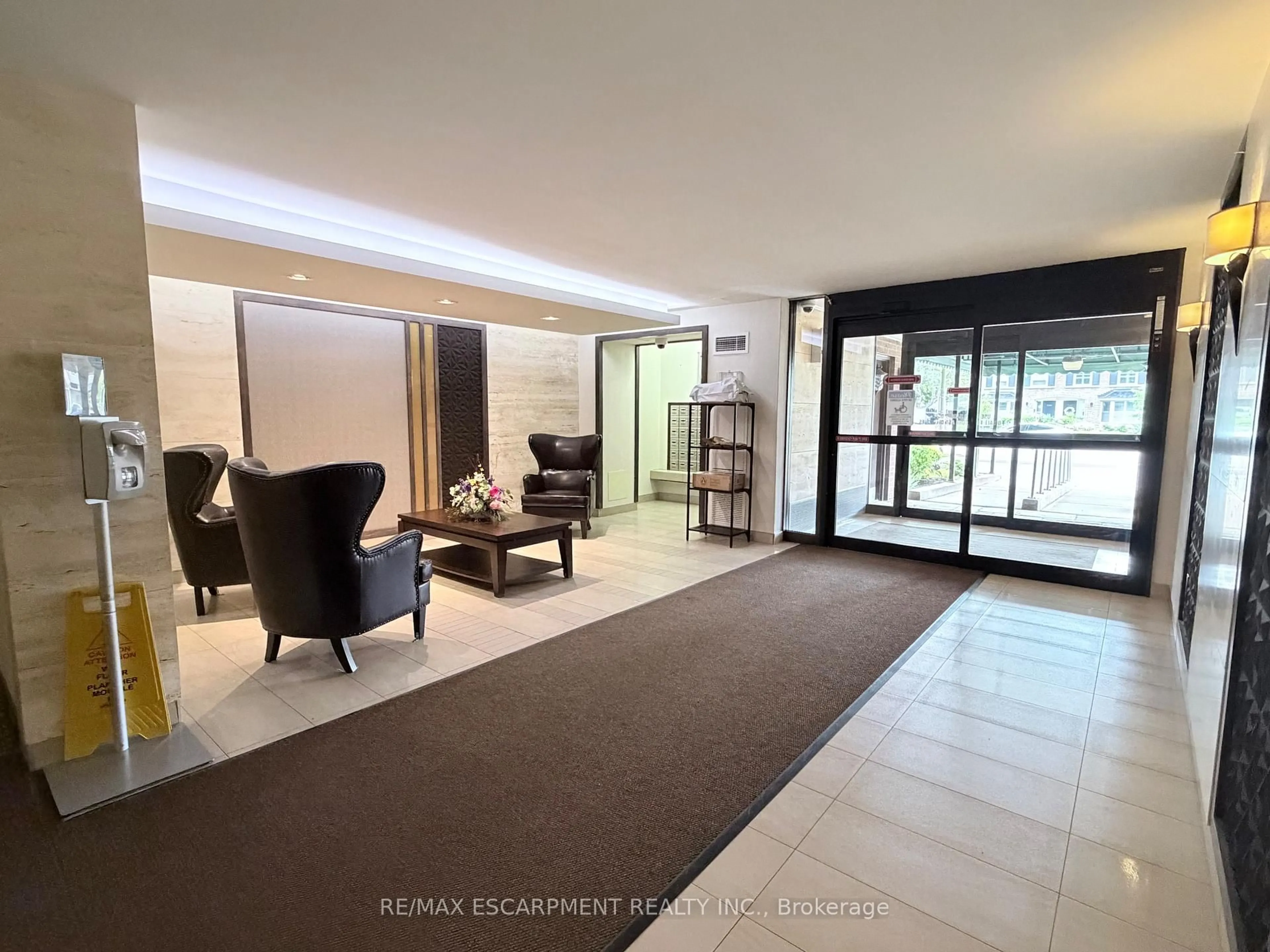 Indoor foyer for 1415 Ghent Ave #705, Burlington Ontario L7S 1X4