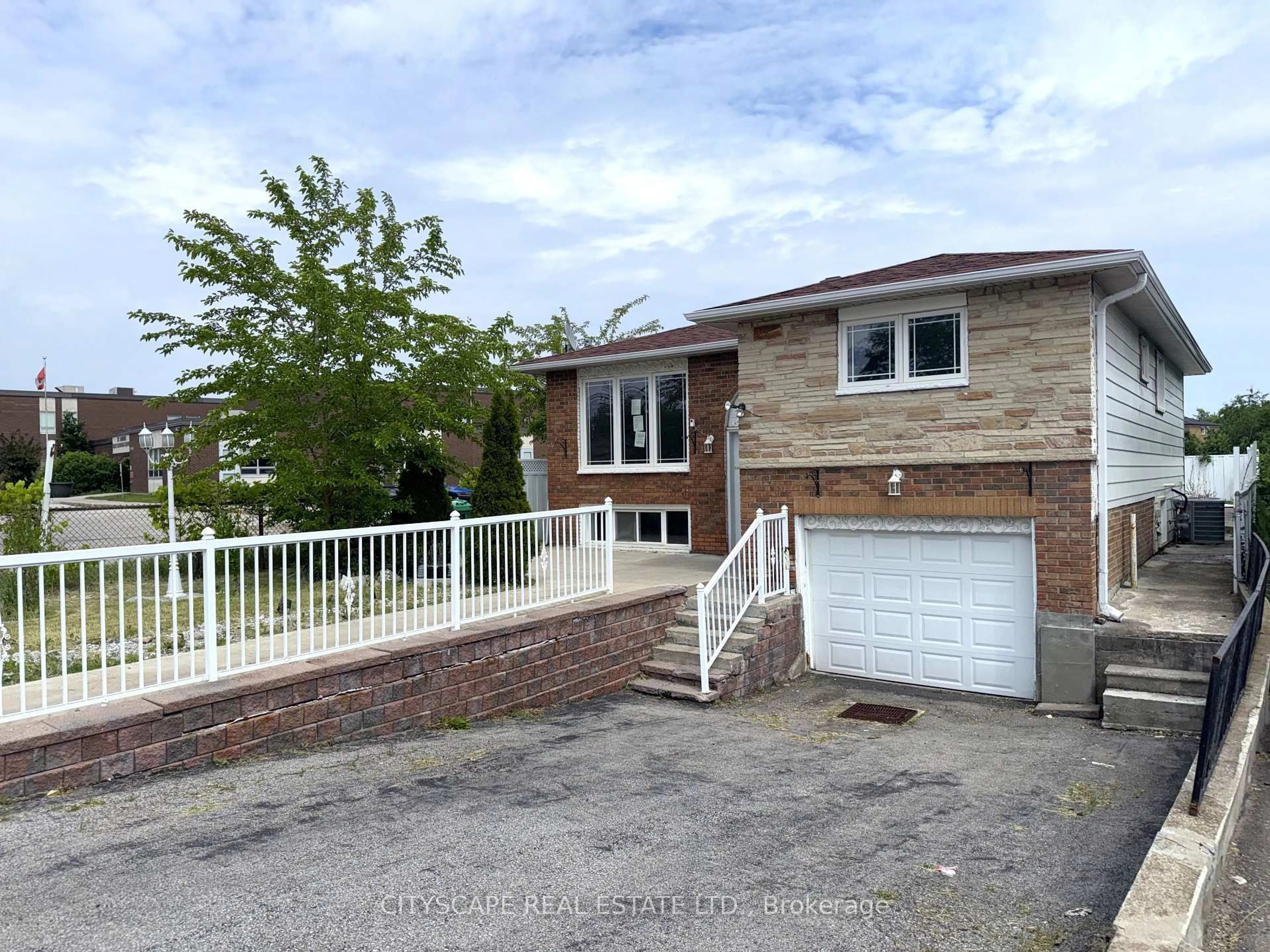 A pic from outside/outdoor area/front of a property/back of a property/a pic from drone, street for 3720 Brandon Gate Dr, Mississauga Ontario L4T 3M8
