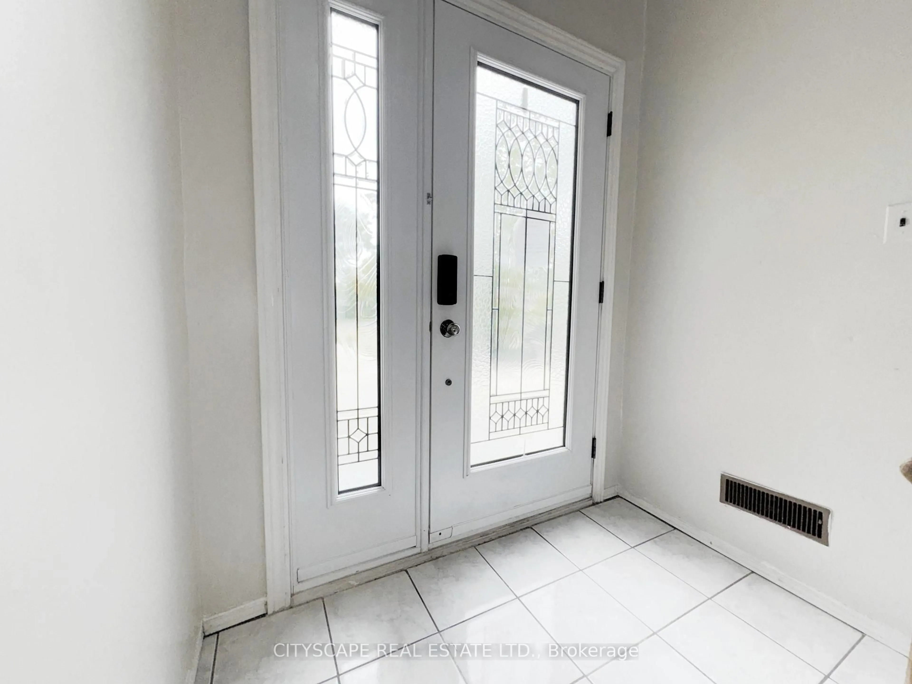 Indoor entryway for 3720 Brandon Gate Dr, Mississauga Ontario L4T 3M8
