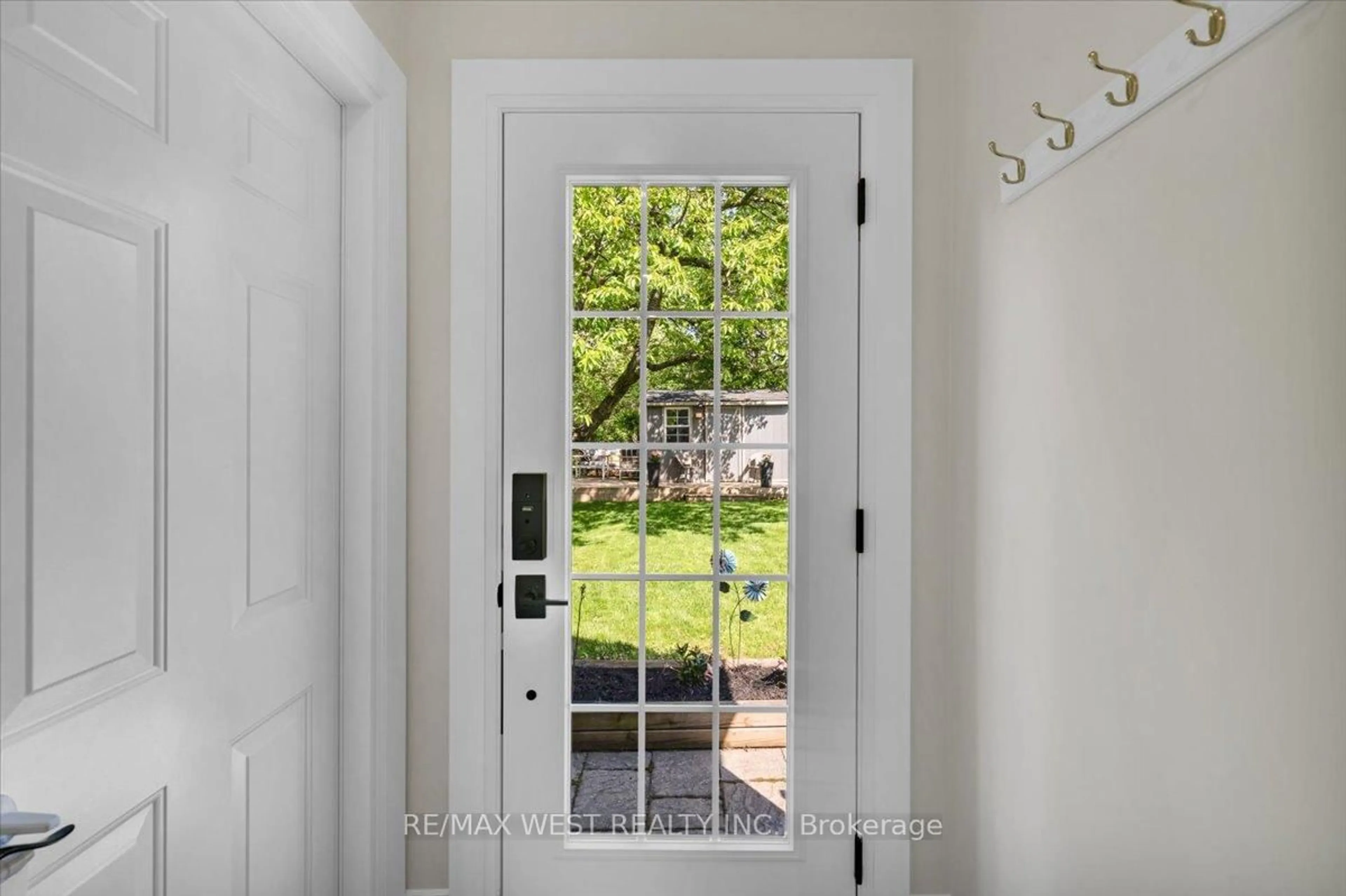 Indoor entryway for 2456 Bridge Rd, Oakville Ontario L6L 2H1