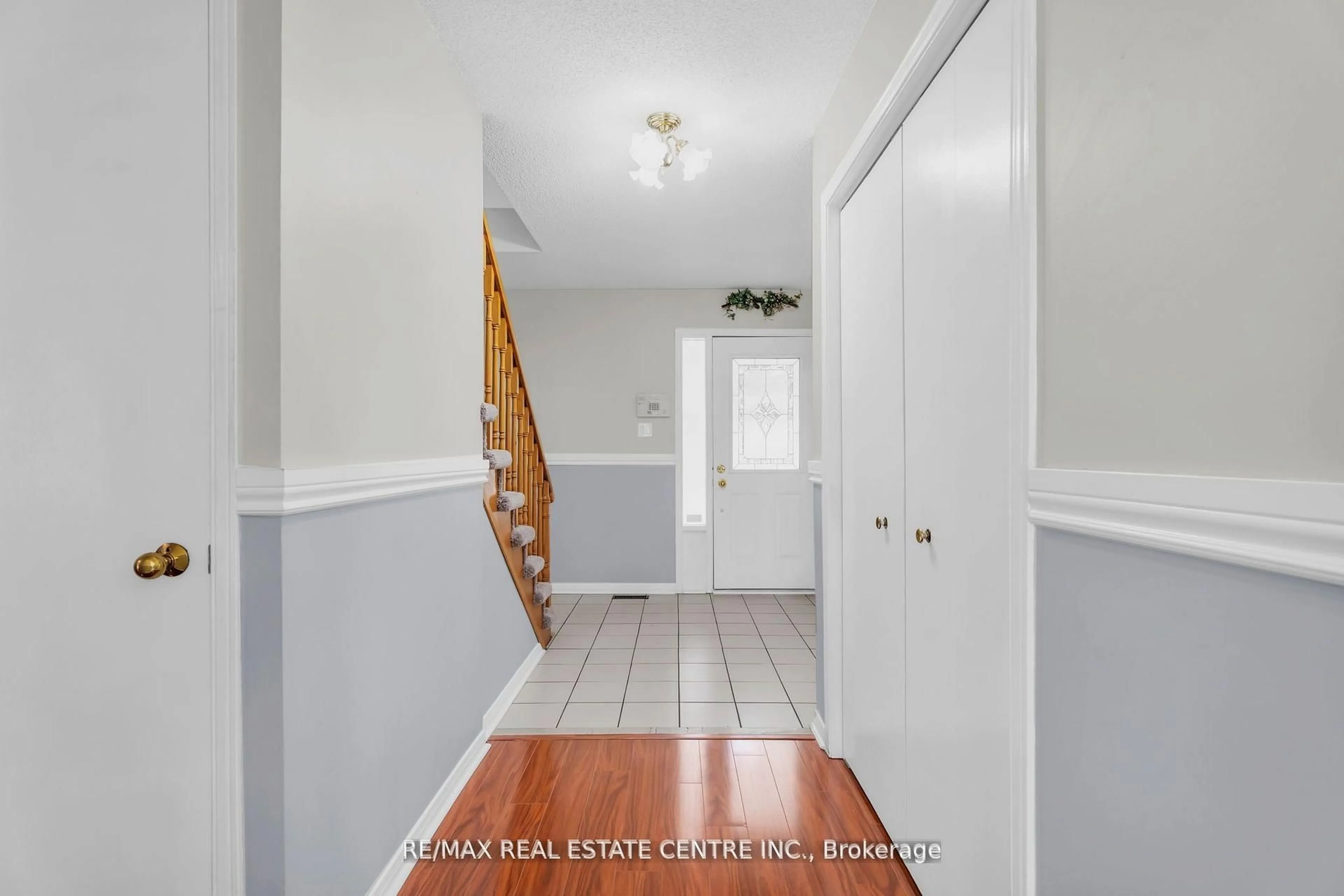 Indoor entryway for 255 Kensington Pl, Orangeville Ontario L9W 4G8