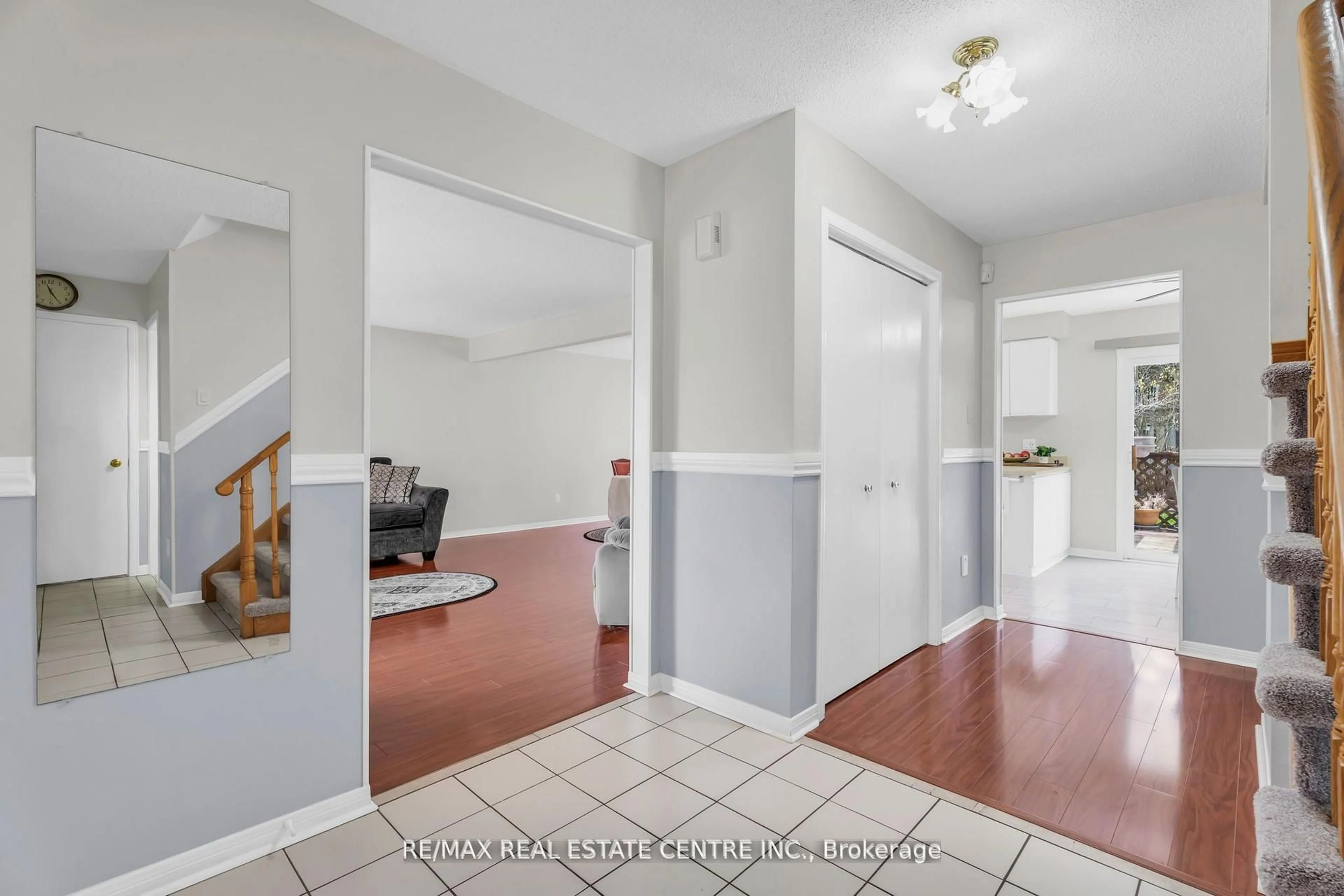 Indoor entryway for 255 Kensington Pl, Orangeville Ontario L9W 4G8