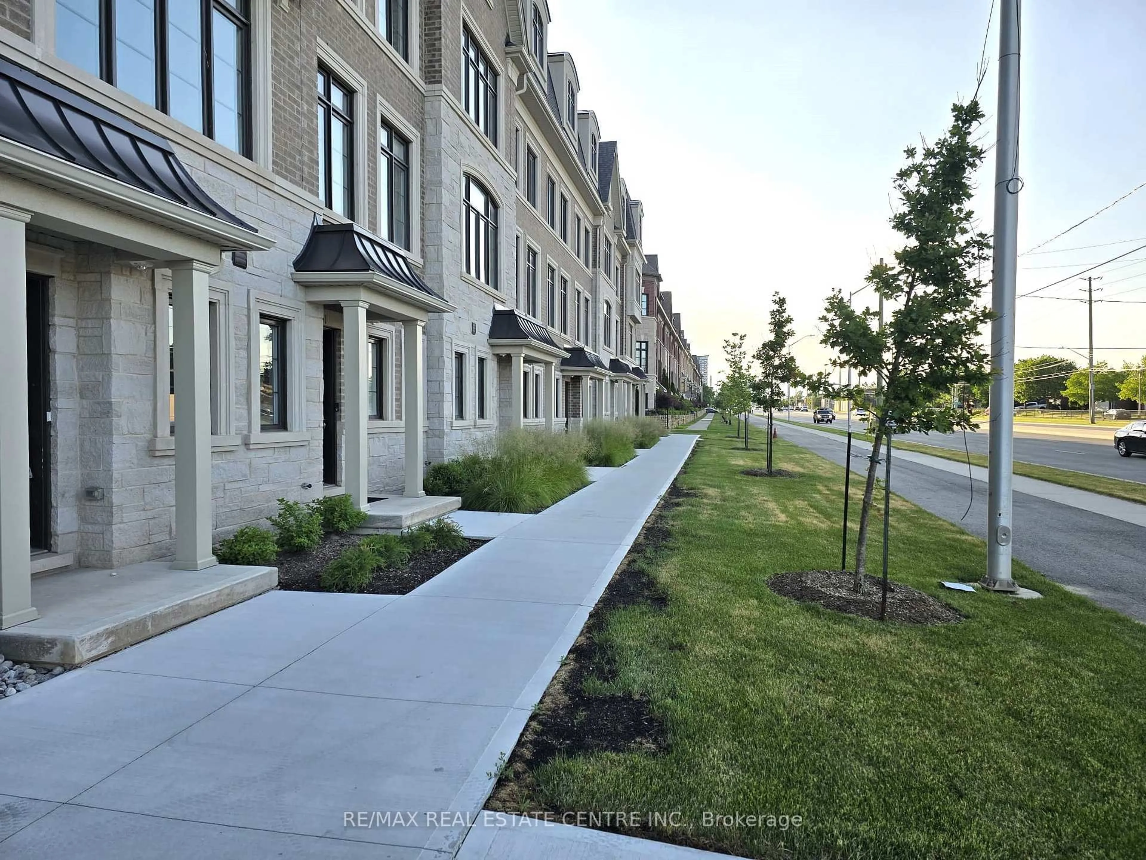 Patio, street for 2140 Trafalgar Rd #49, Oakville Ontario L6H 7H2