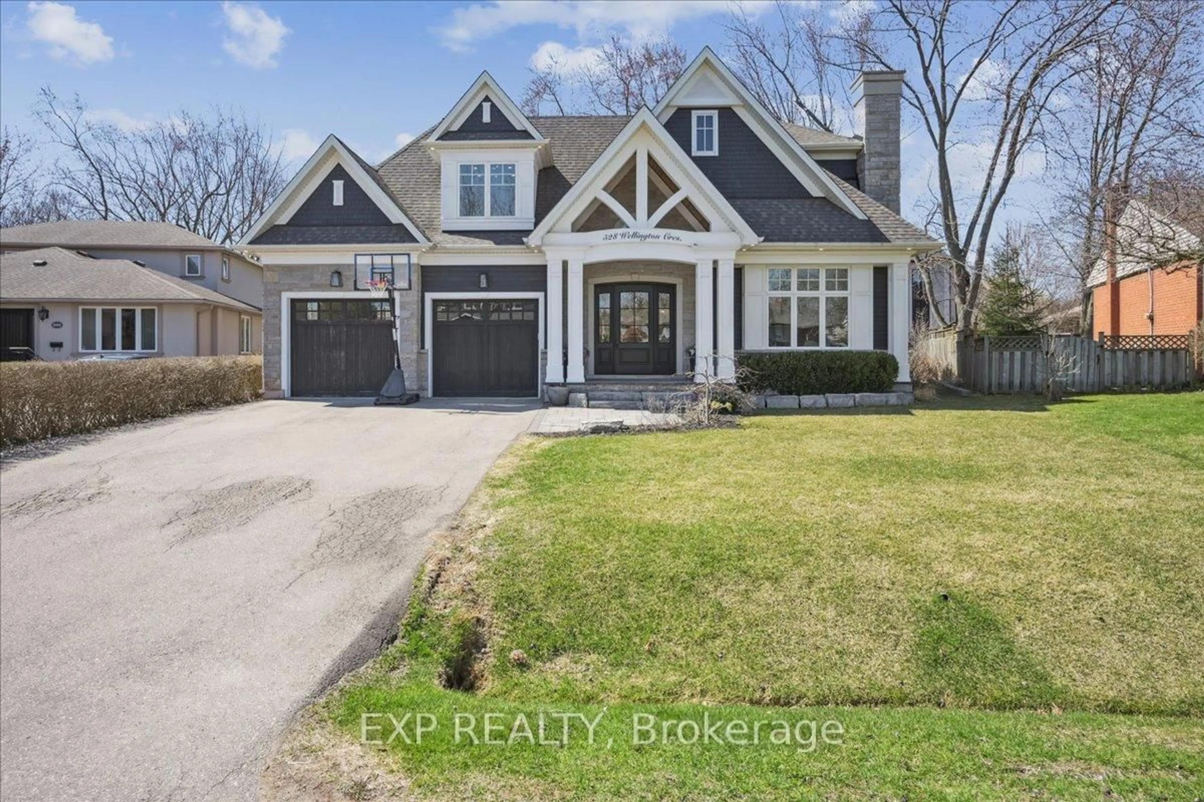Home with brick exterior material, street for 528 Wellington Cres, Oakville Ontario L6L 4X5