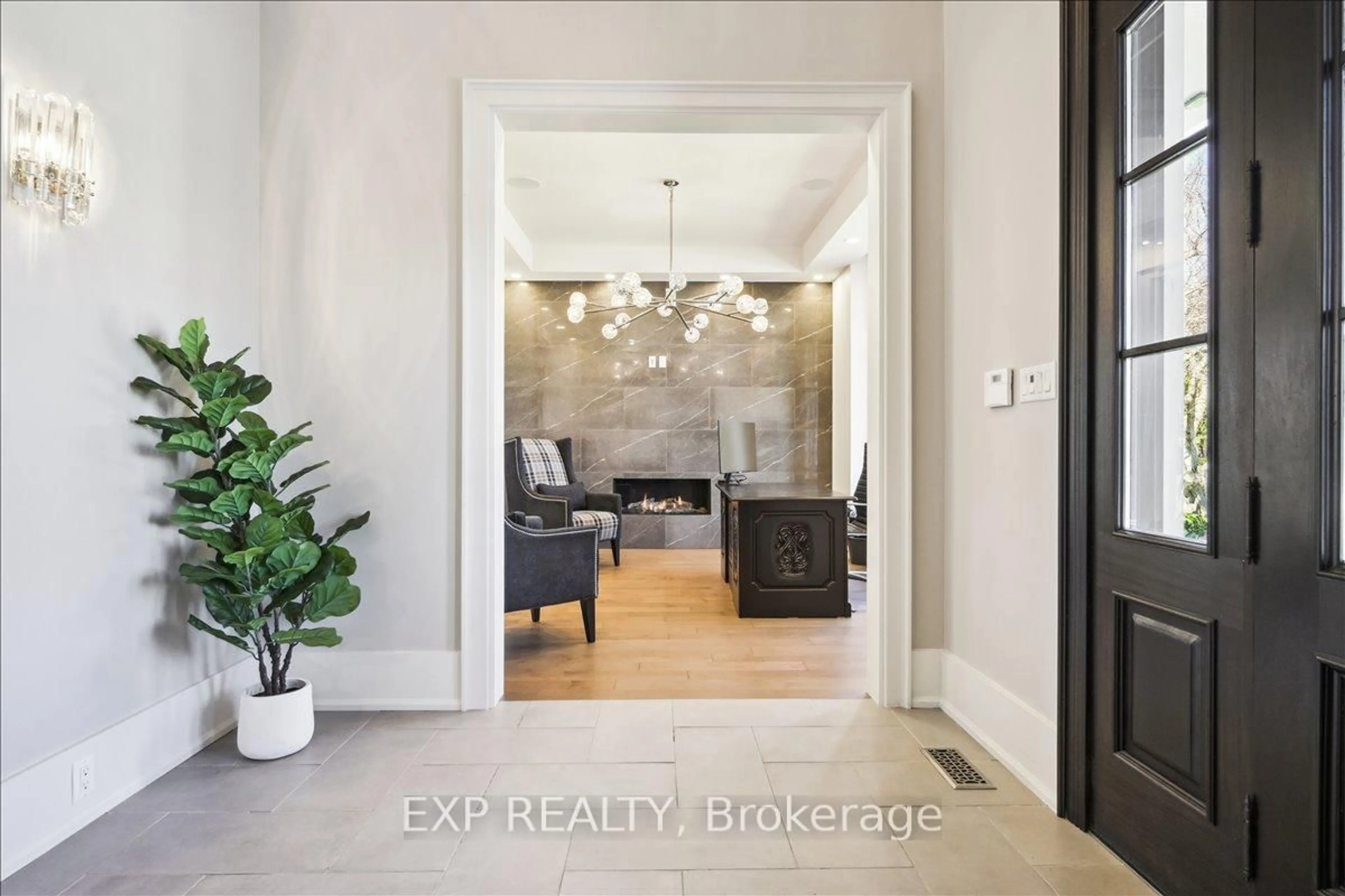 Indoor entryway for 528 Wellington Cres, Oakville Ontario L6L 4X5