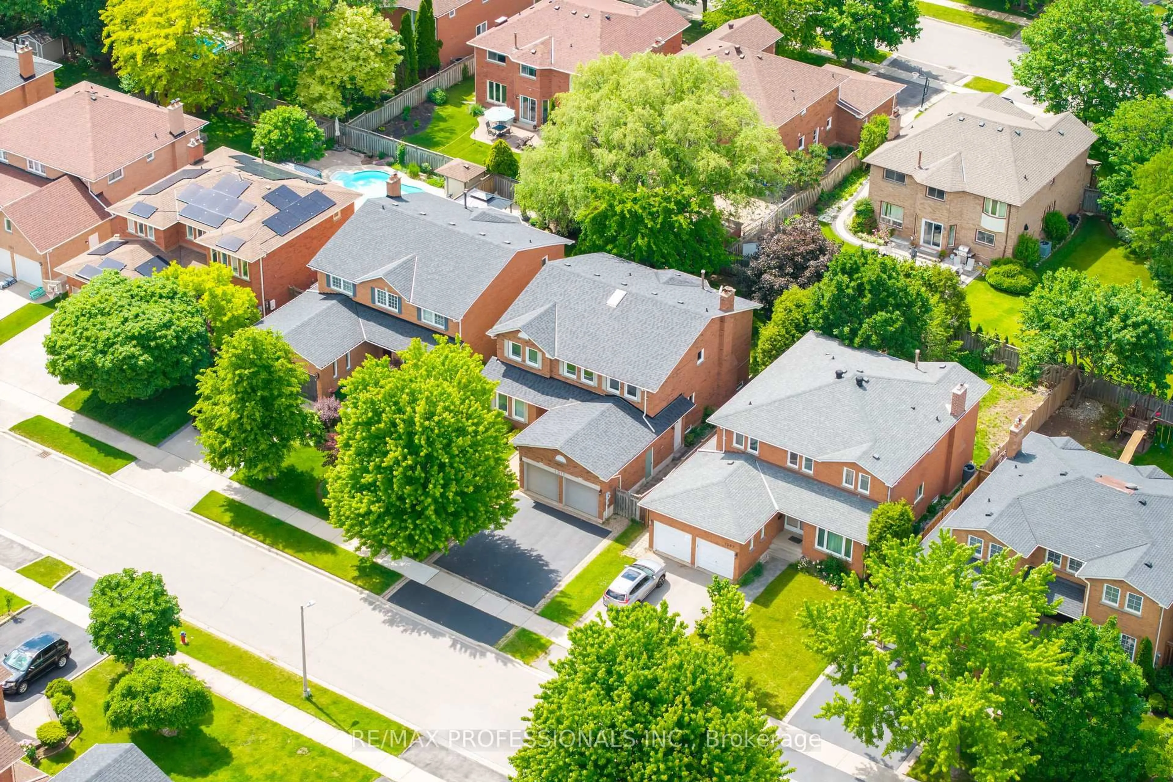 A pic from outside/outdoor area/front of a property/back of a property/a pic from drone, street for 1311 Greenridge Circ, Oakville Ontario L6M 2J8