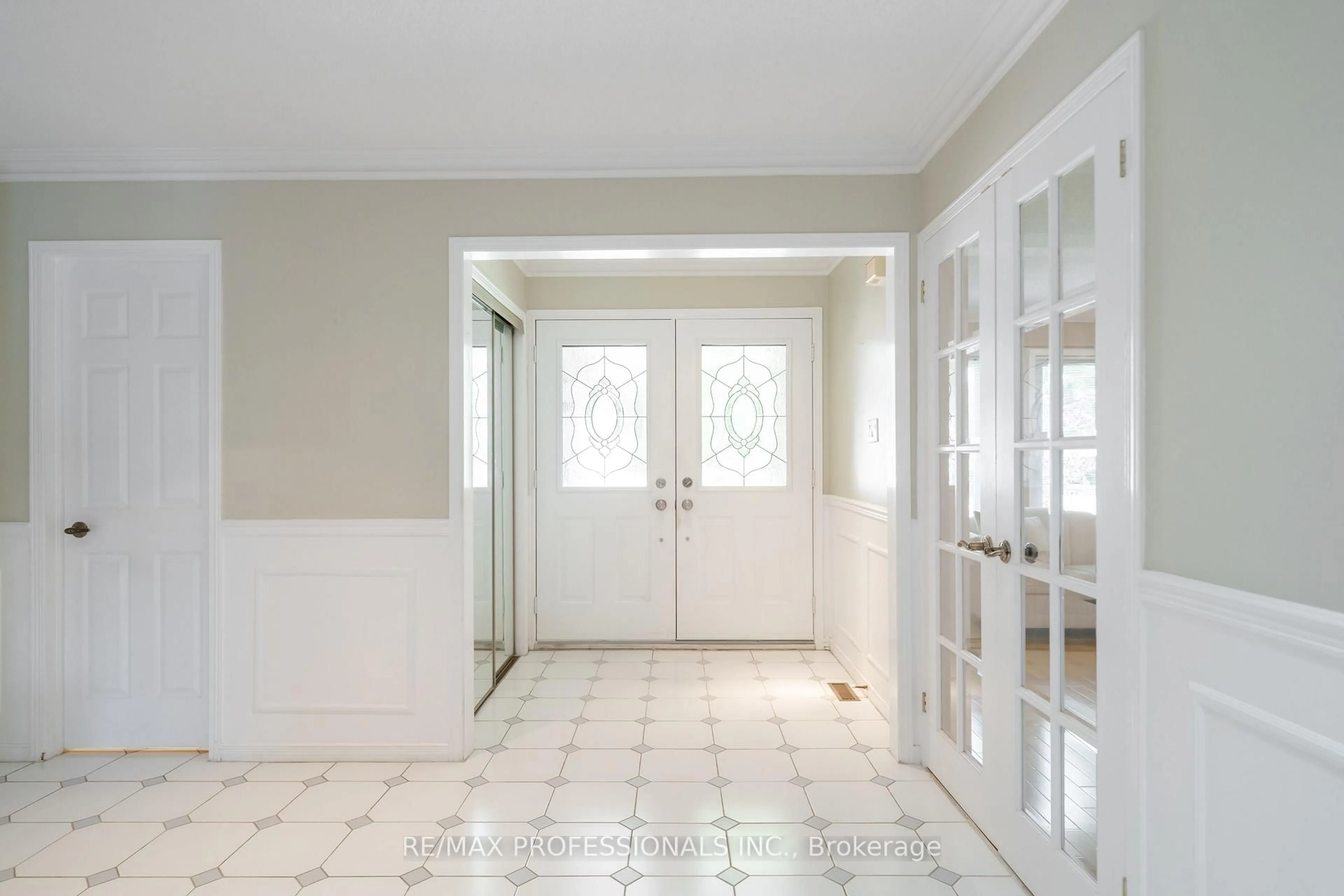 Indoor entryway for 1311 Greenridge Circ, Oakville Ontario L6M 2J8