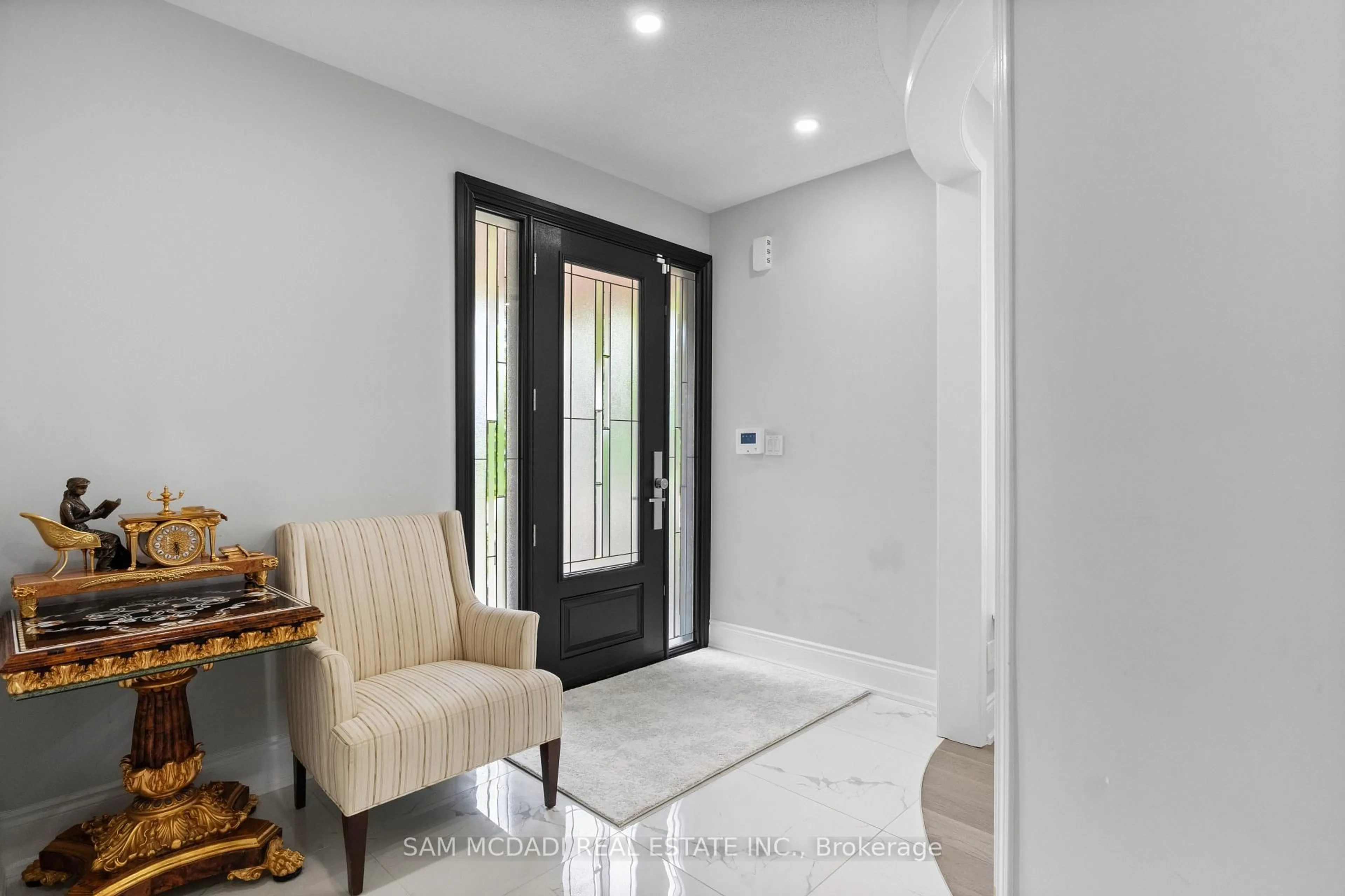 Indoor entryway for 7516 Terragar Blvd, Mississauga Ontario L5N 8H6
