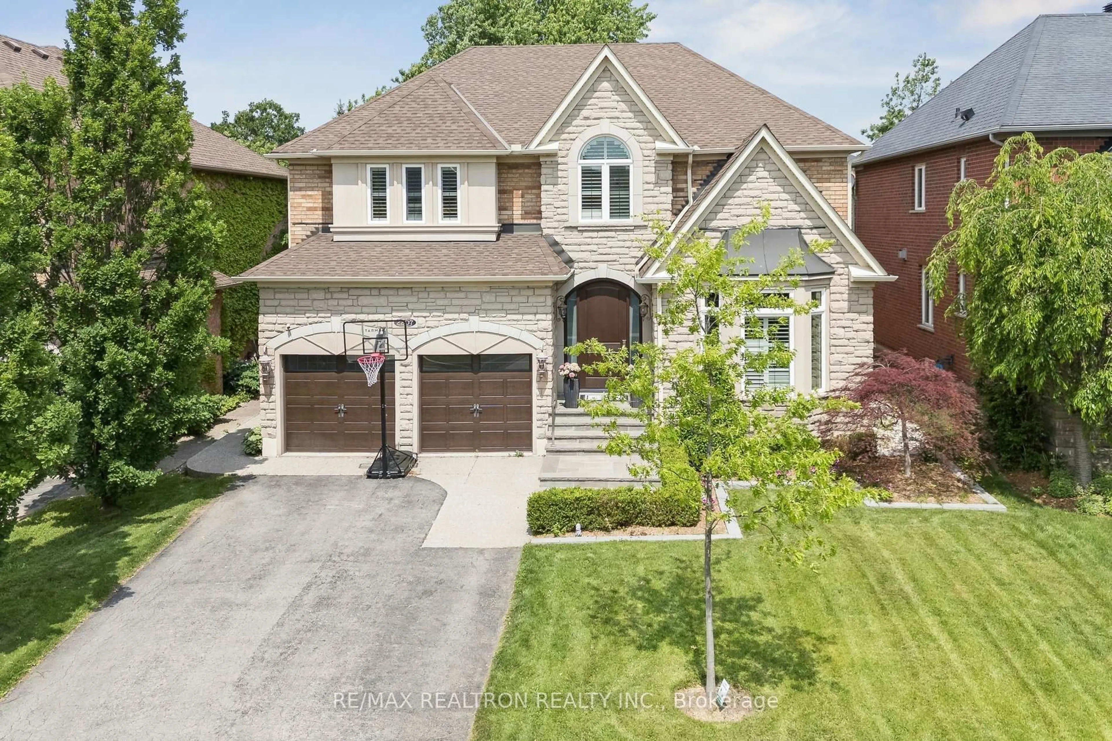 Home with brick exterior material, street for 2207 Mariposa Rd, Oakville Ontario L6M 4S1