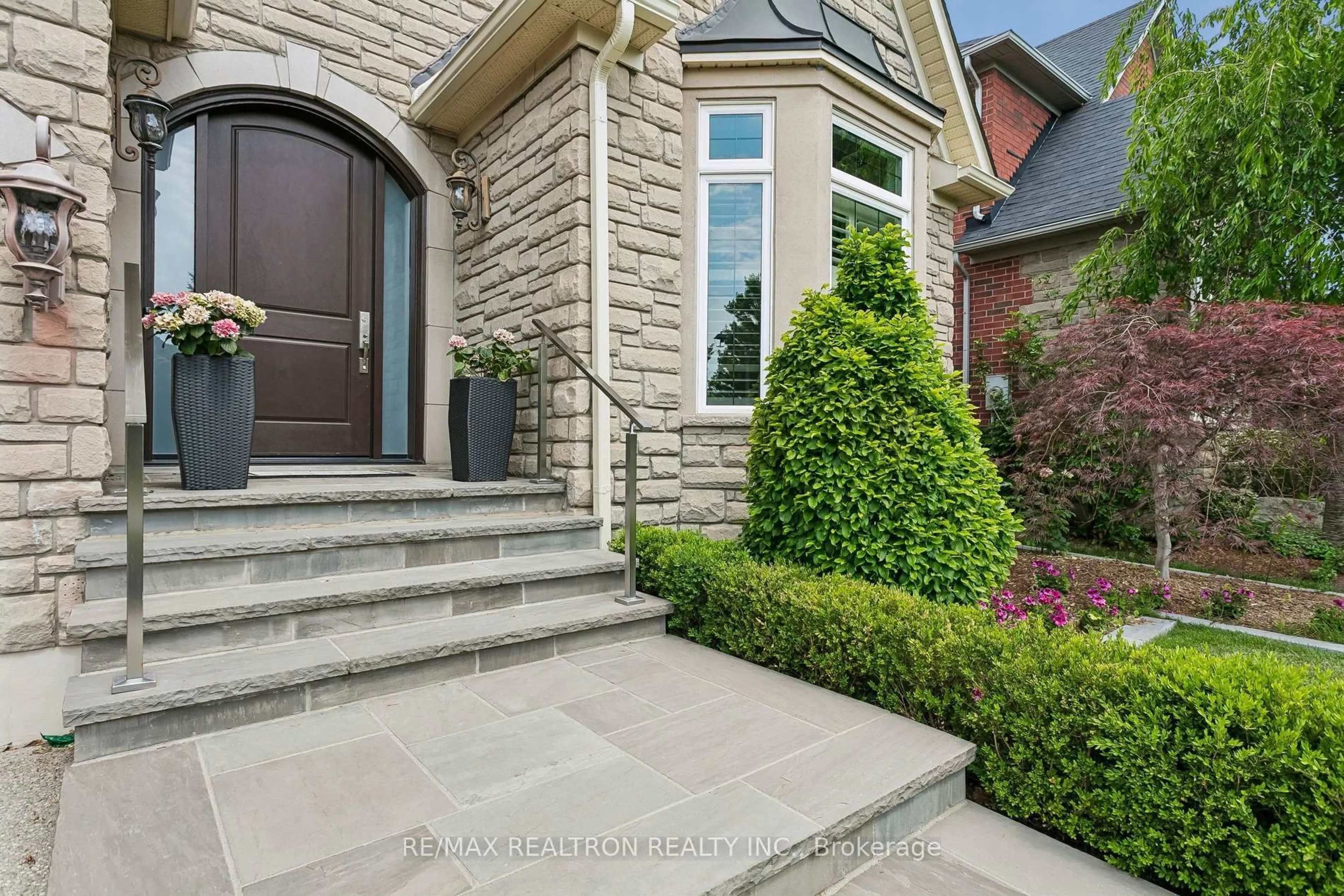 Home with brick exterior material, street for 2207 Mariposa Rd, Oakville Ontario L6M 4S1