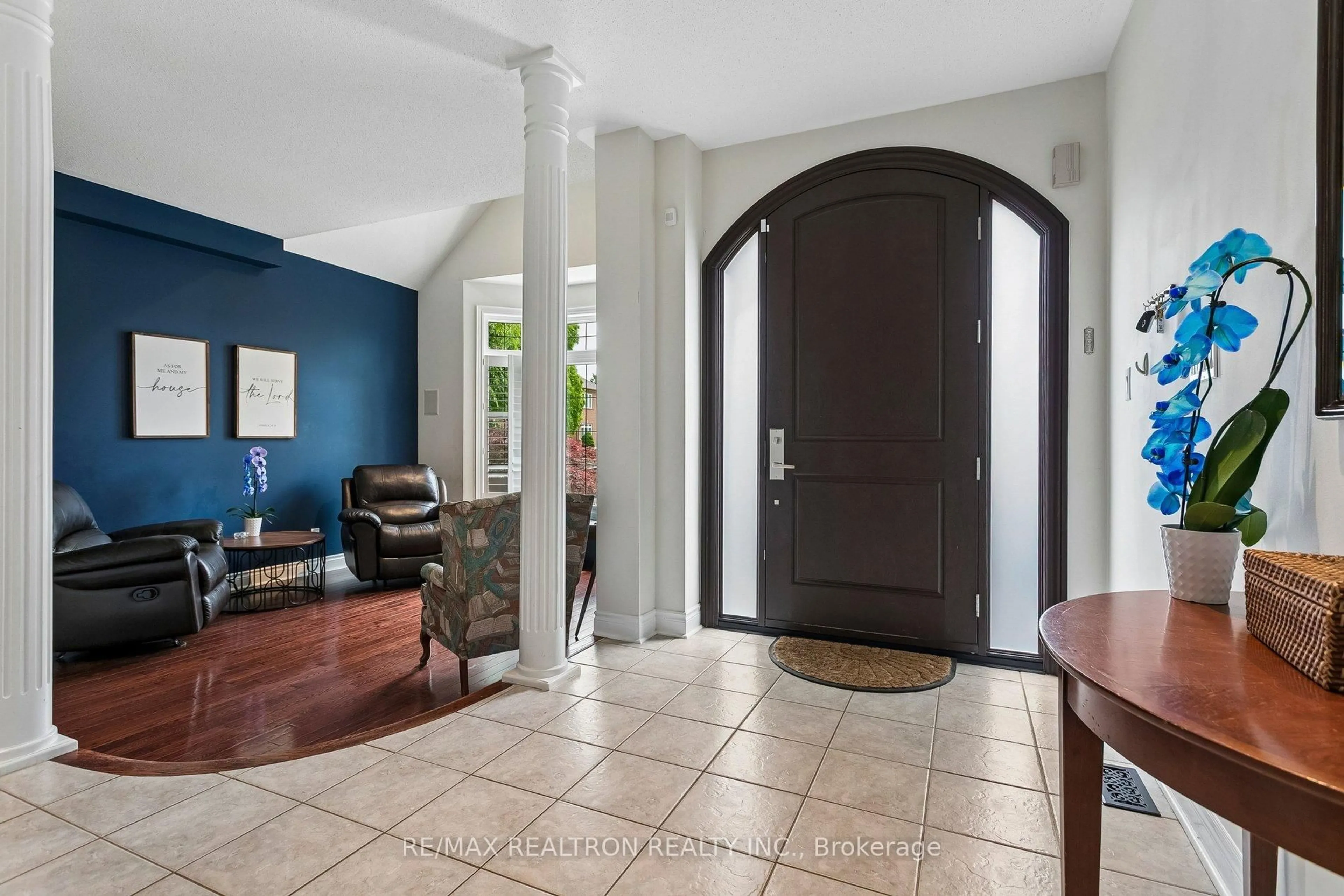 Indoor entryway for 2207 Mariposa Rd, Oakville Ontario L6M 4S1