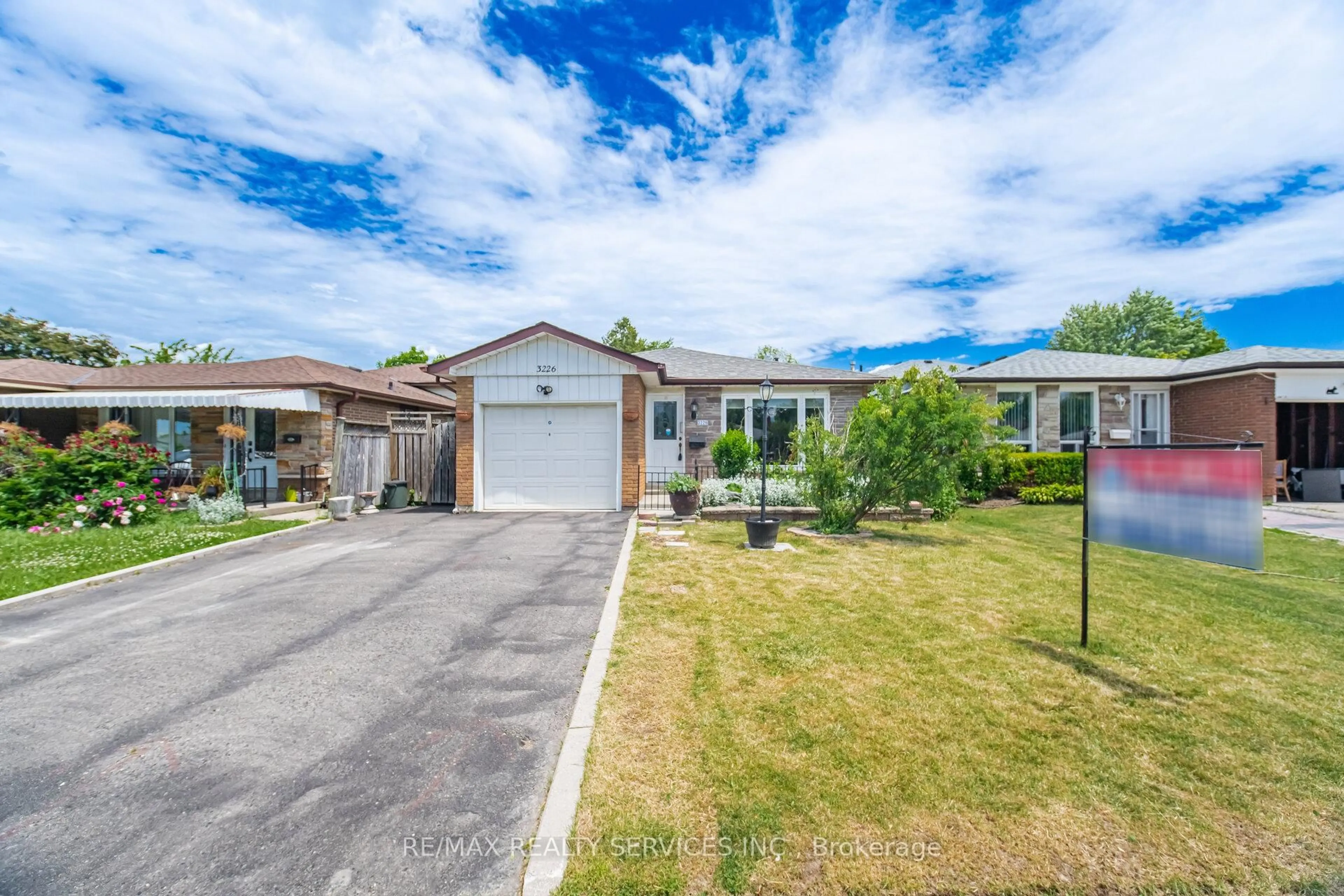 A pic from outside/outdoor area/front of a property/back of a property/a pic from drone, street for 3226 Monica Dr, Mississauga Ontario L4T 3E7