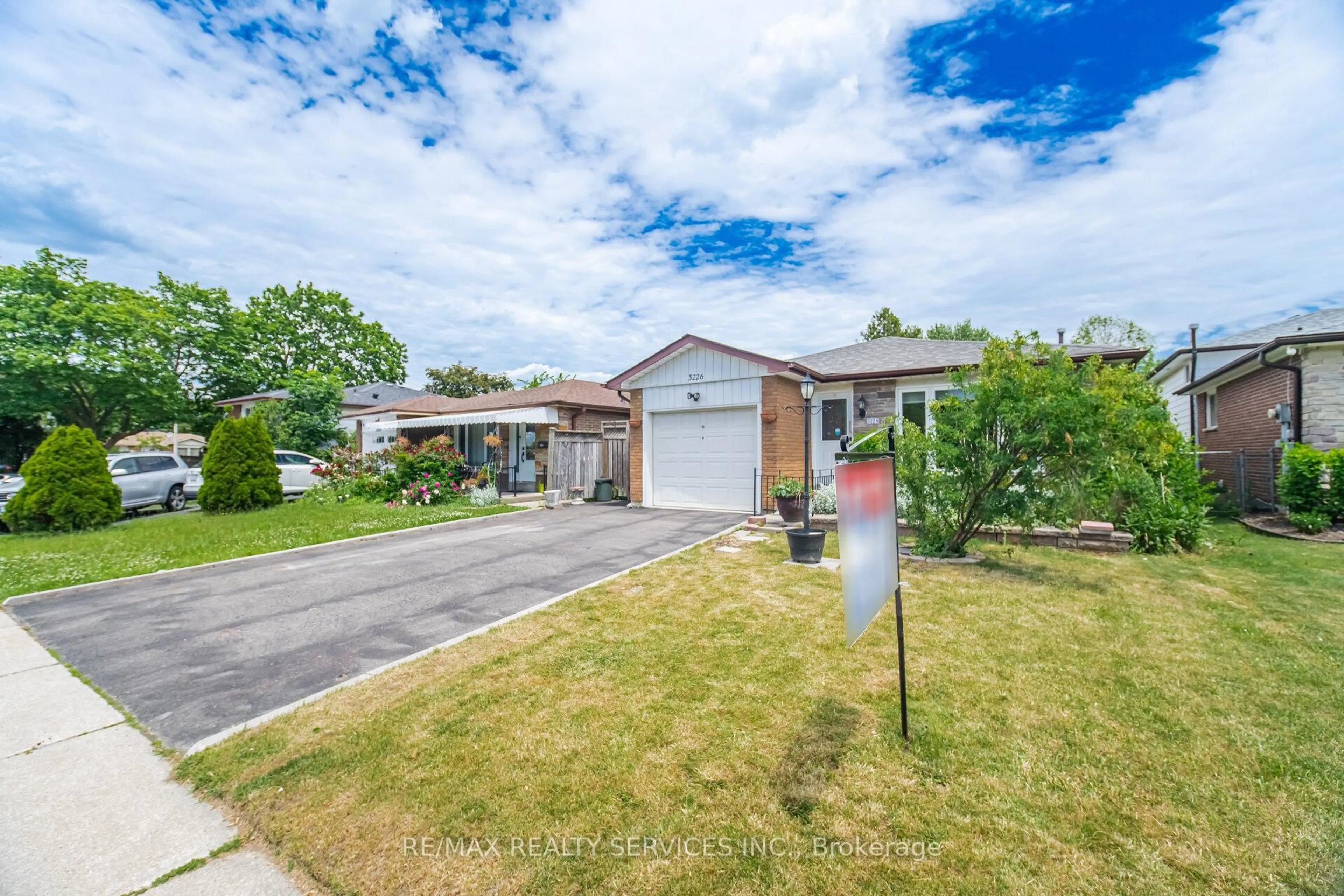 A pic from outside/outdoor area/front of a property/back of a property/a pic from drone, street for 3226 Monica Dr, Mississauga Ontario L4T 3E7