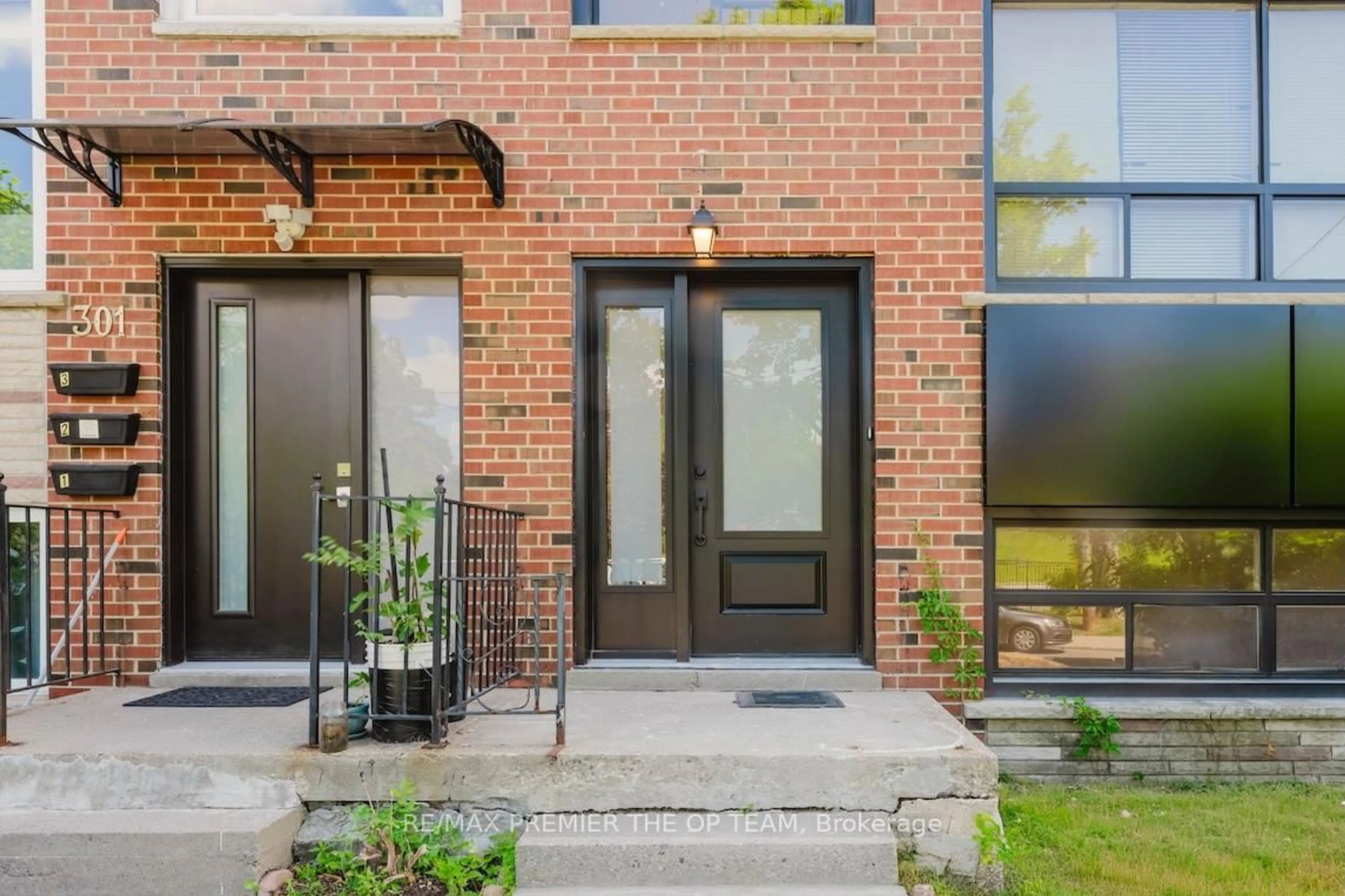Home with brick exterior material, street for 299 Quebec Ave, Toronto Ontario M6P 2V2