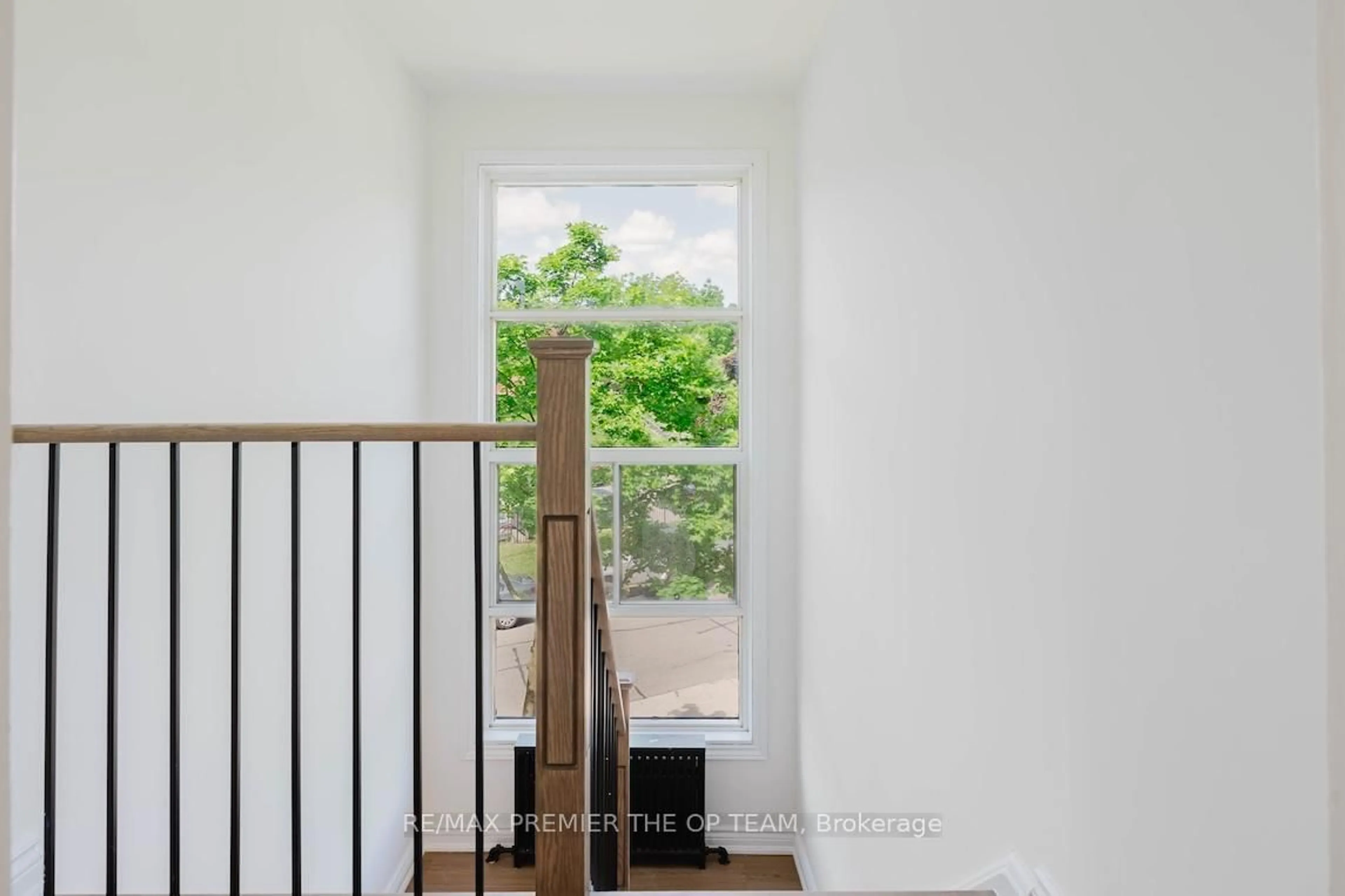 Indoor entryway for 299 Quebec Ave, Toronto Ontario M6P 2V2