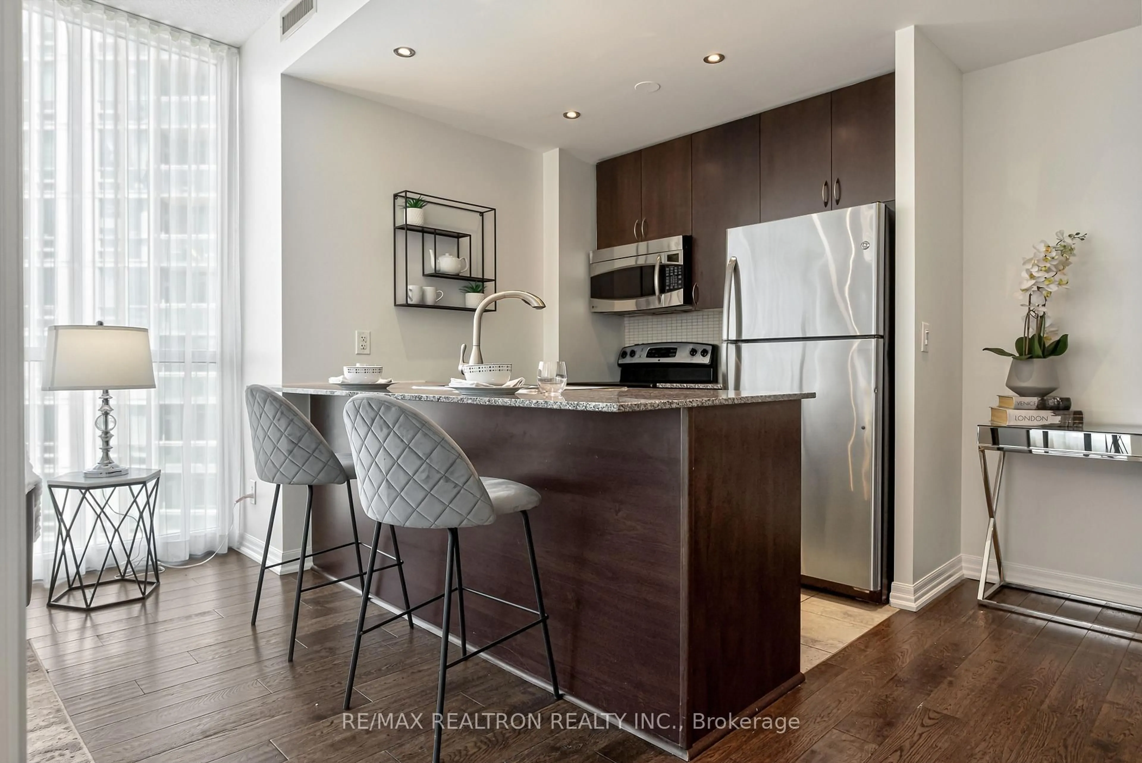 Standard kitchen, unknown for 223 Webb Dr #2209, Mississauga Ontario L5B 0E8