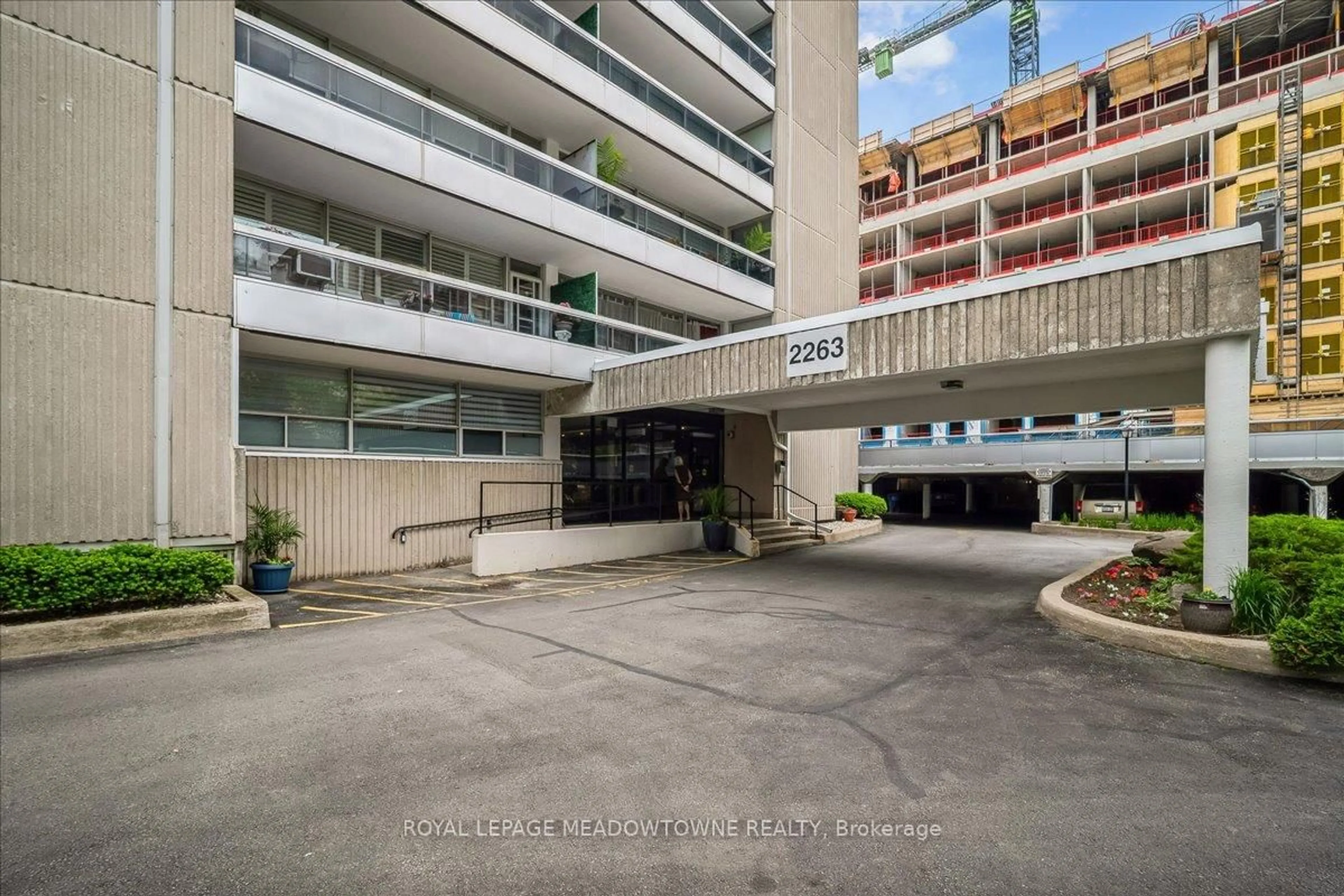Indoor foyer for 2263 Marine Dr #1601, Oakville Ontario L6L 5K1