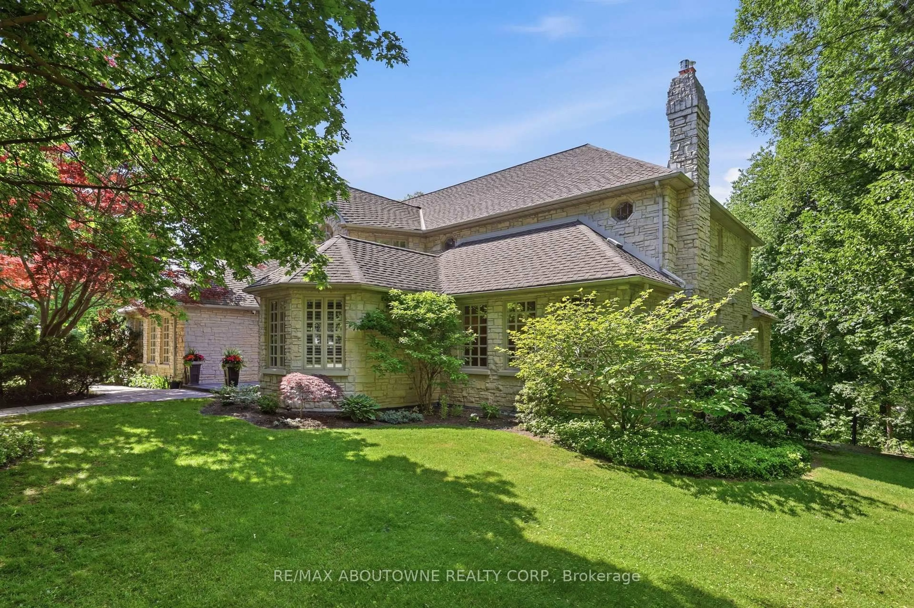 A pic from outside/outdoor area/front of a property/back of a property/a pic from drone, street for 437 Cairncroft Rd, Oakville Ontario L6J 4N1