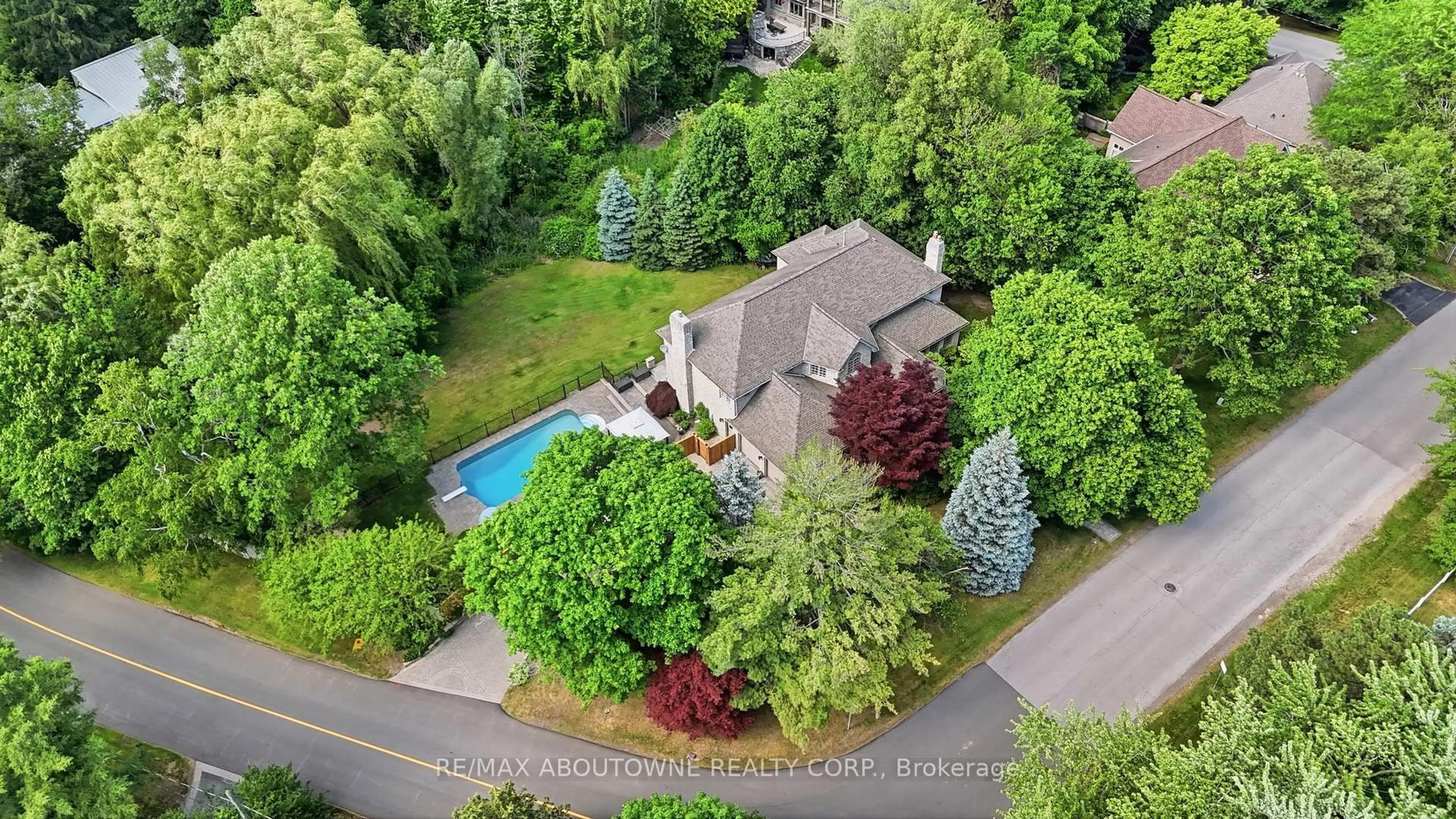 A pic from outside/outdoor area/front of a property/back of a property/a pic from drone, street for 437 Cairncroft Rd, Oakville Ontario L6J 4N1