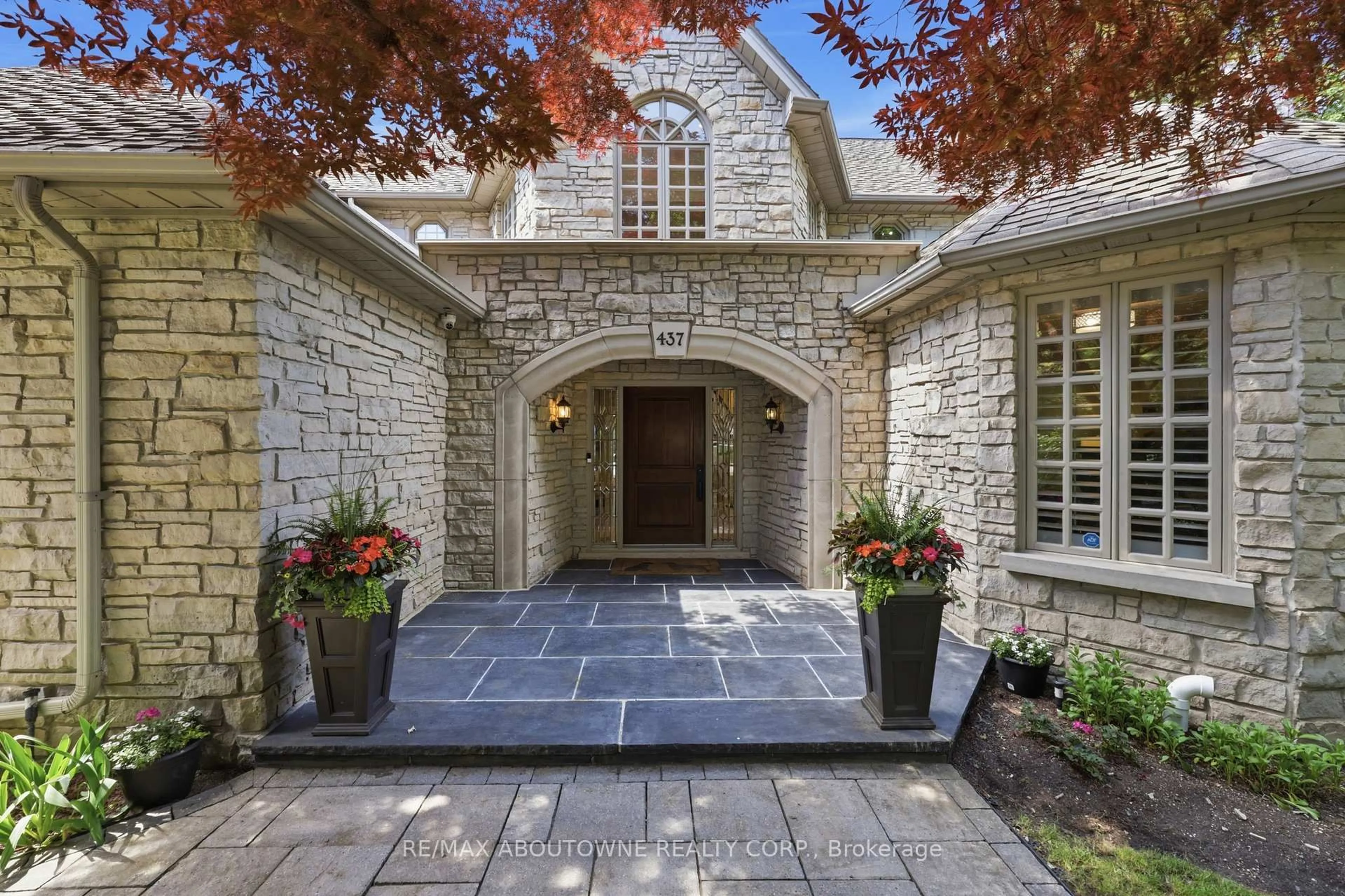 Indoor entryway for 437 Cairncroft Rd, Oakville Ontario L6J 4N1