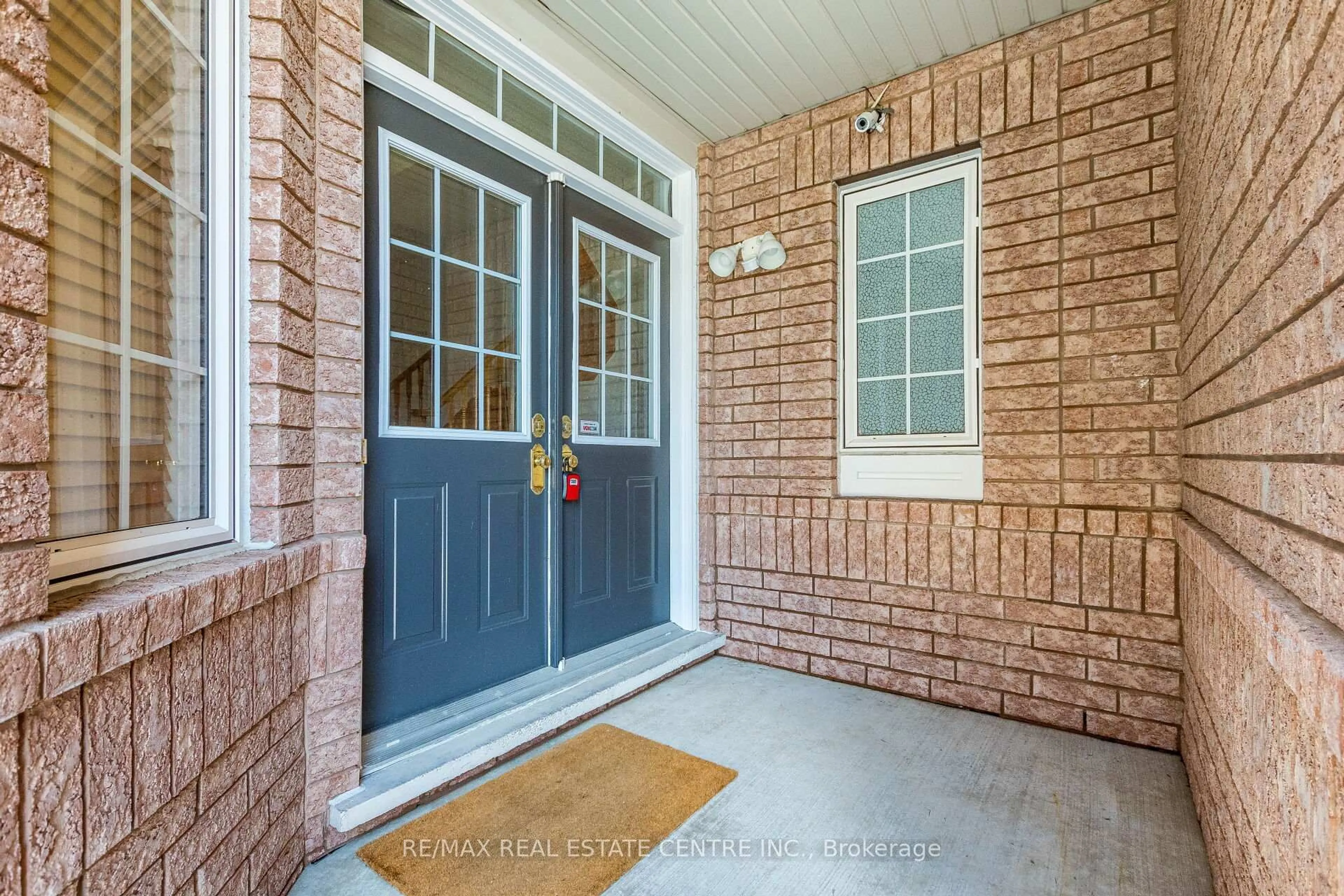 Indoor entryway for 5981 Couples St, Mississauga Ontario L5V 2Z5