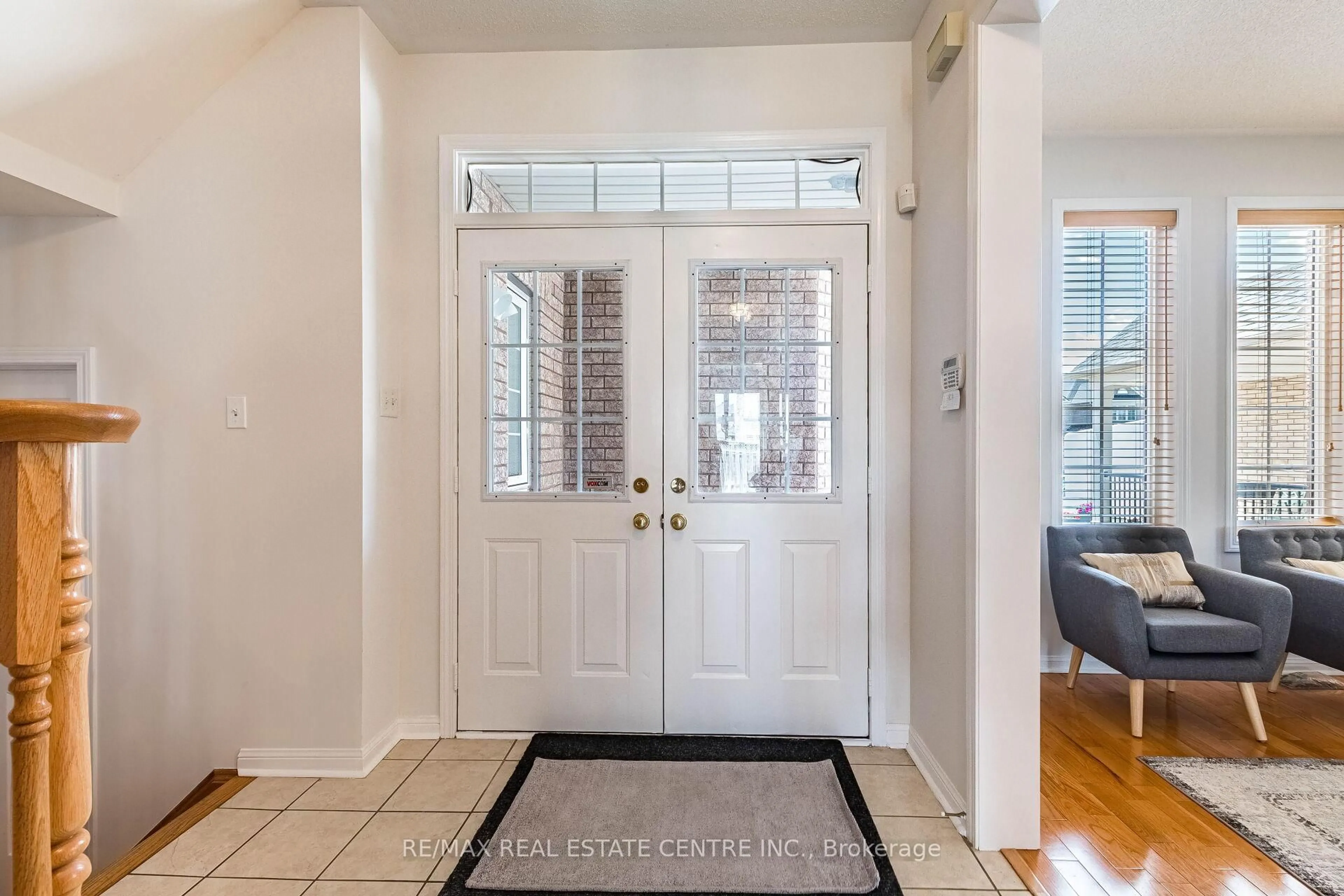Indoor entryway for 5981 Couples St, Mississauga Ontario L5V 2Z5