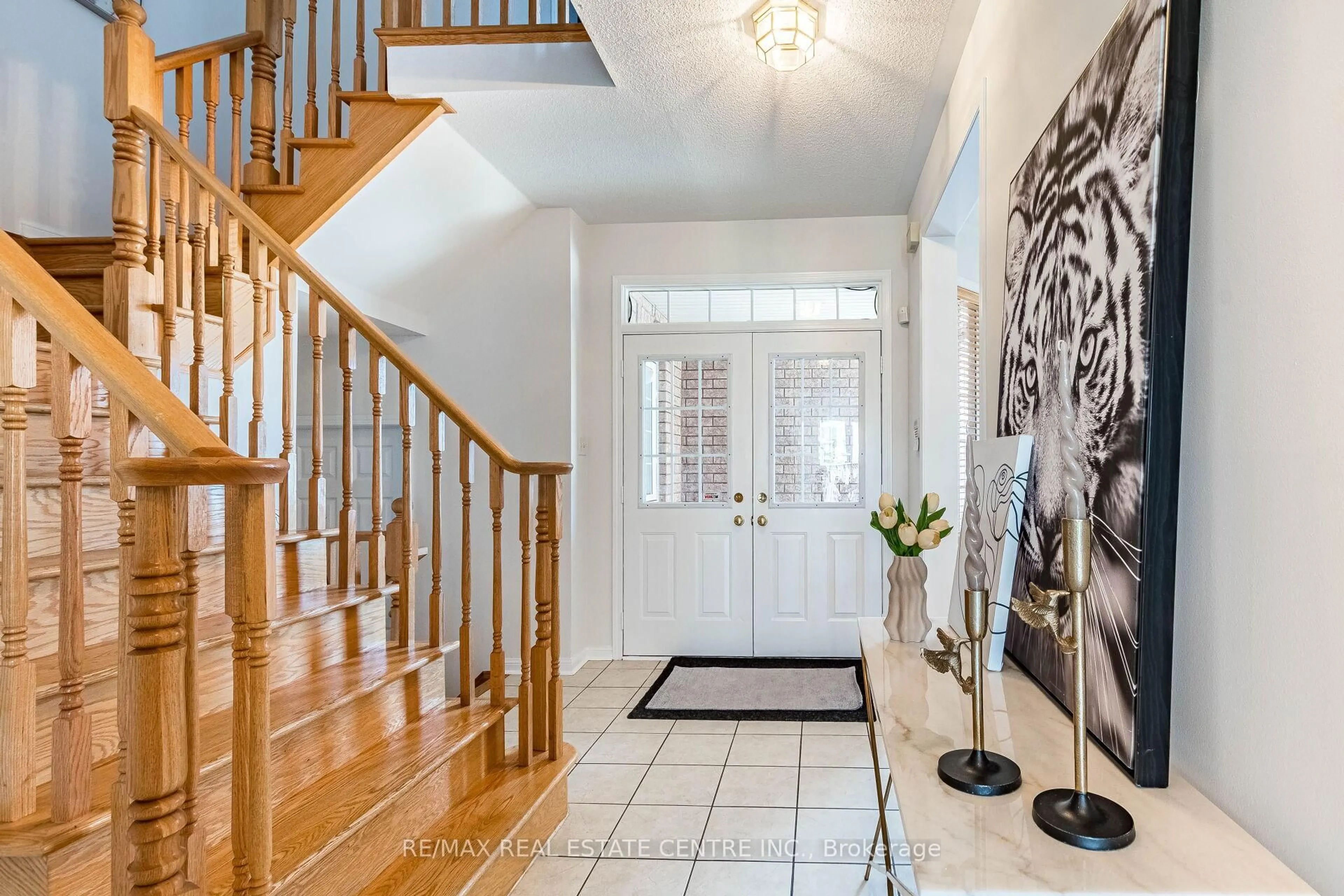 Indoor entryway for 5981 Couples St, Mississauga Ontario L5V 2Z5
