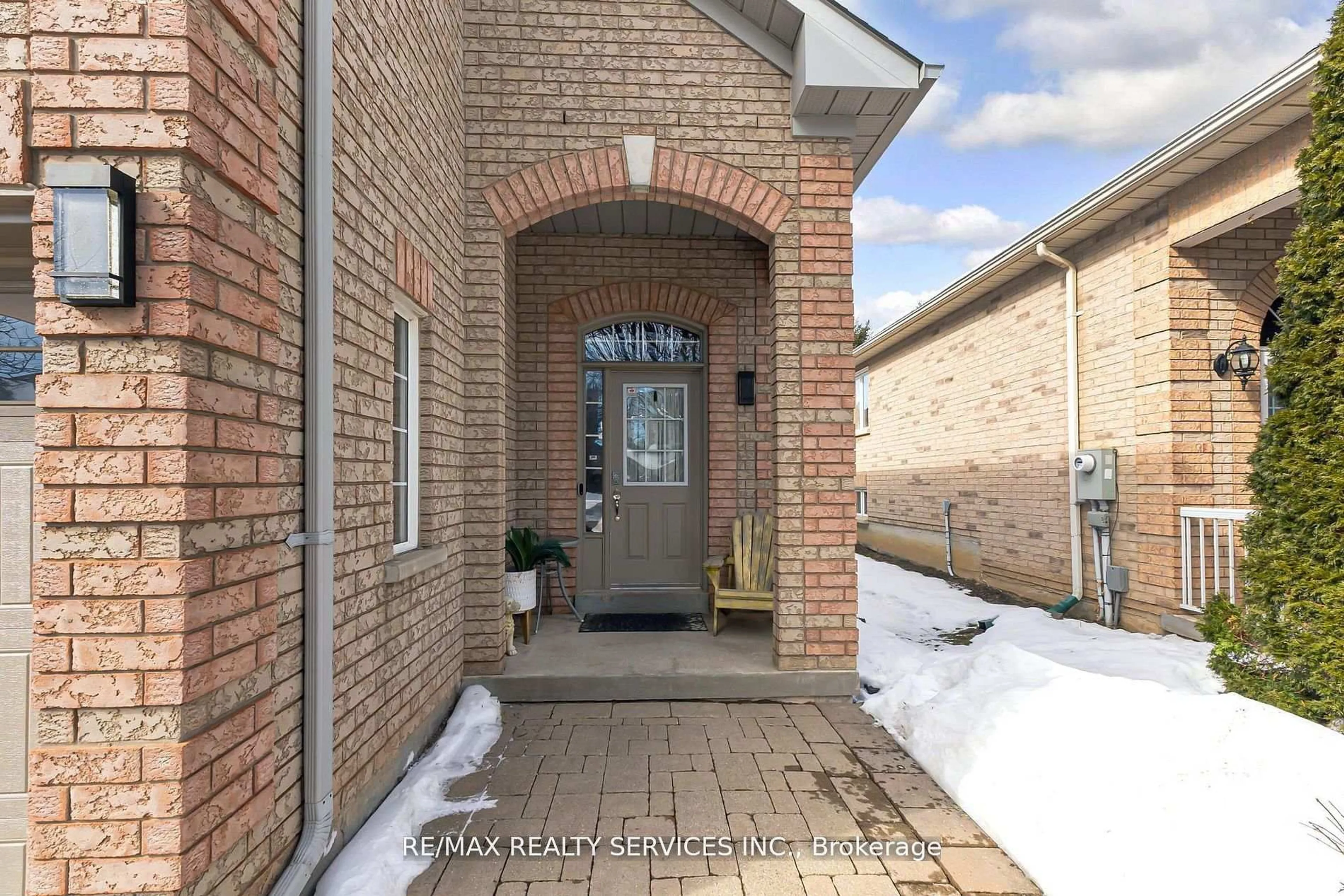 Indoor entryway for 50 Sunny Glen Cres, Brampton Ontario L7A 2C6