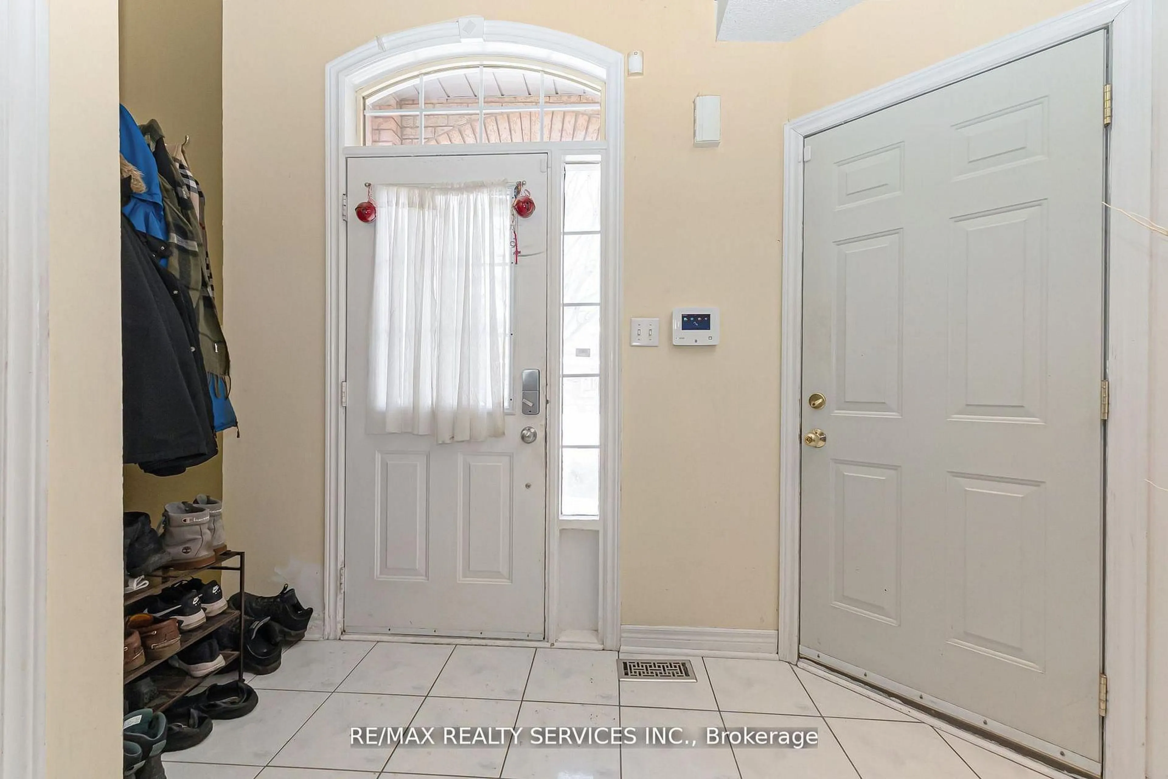 Indoor entryway for 50 Sunny Glen Cres, Brampton Ontario L7A 2C6