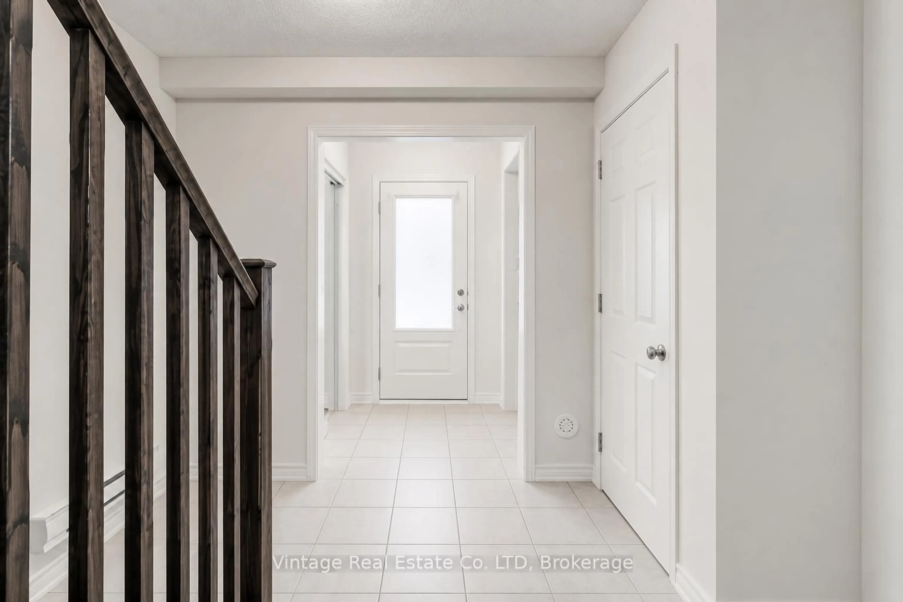 Indoor entryway for 126 Christopher Rd, Oakville Ontario L6H 0Y1