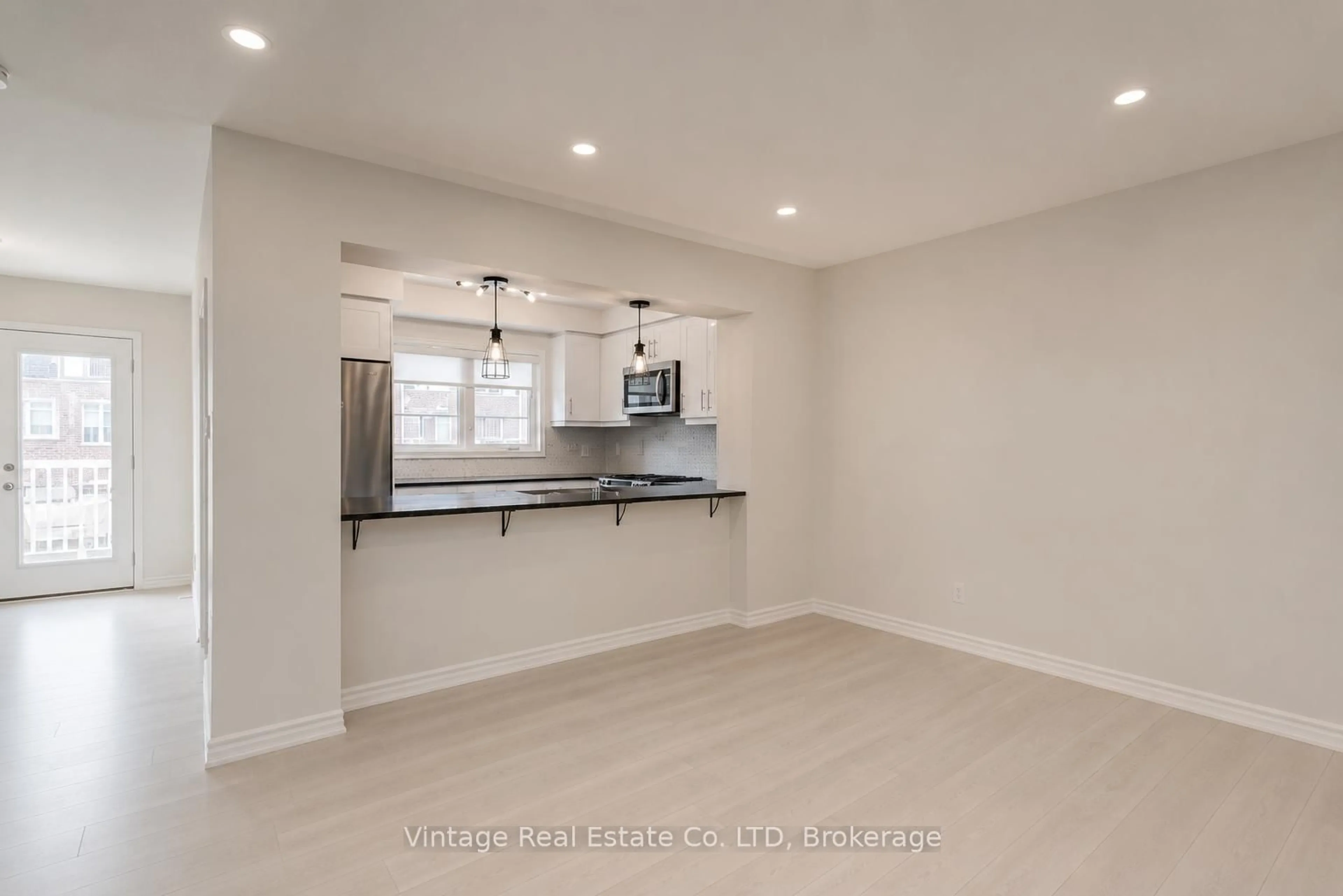 Open concept kitchen, unknown for 126 Christopher Rd, Oakville Ontario L6H 0Y1