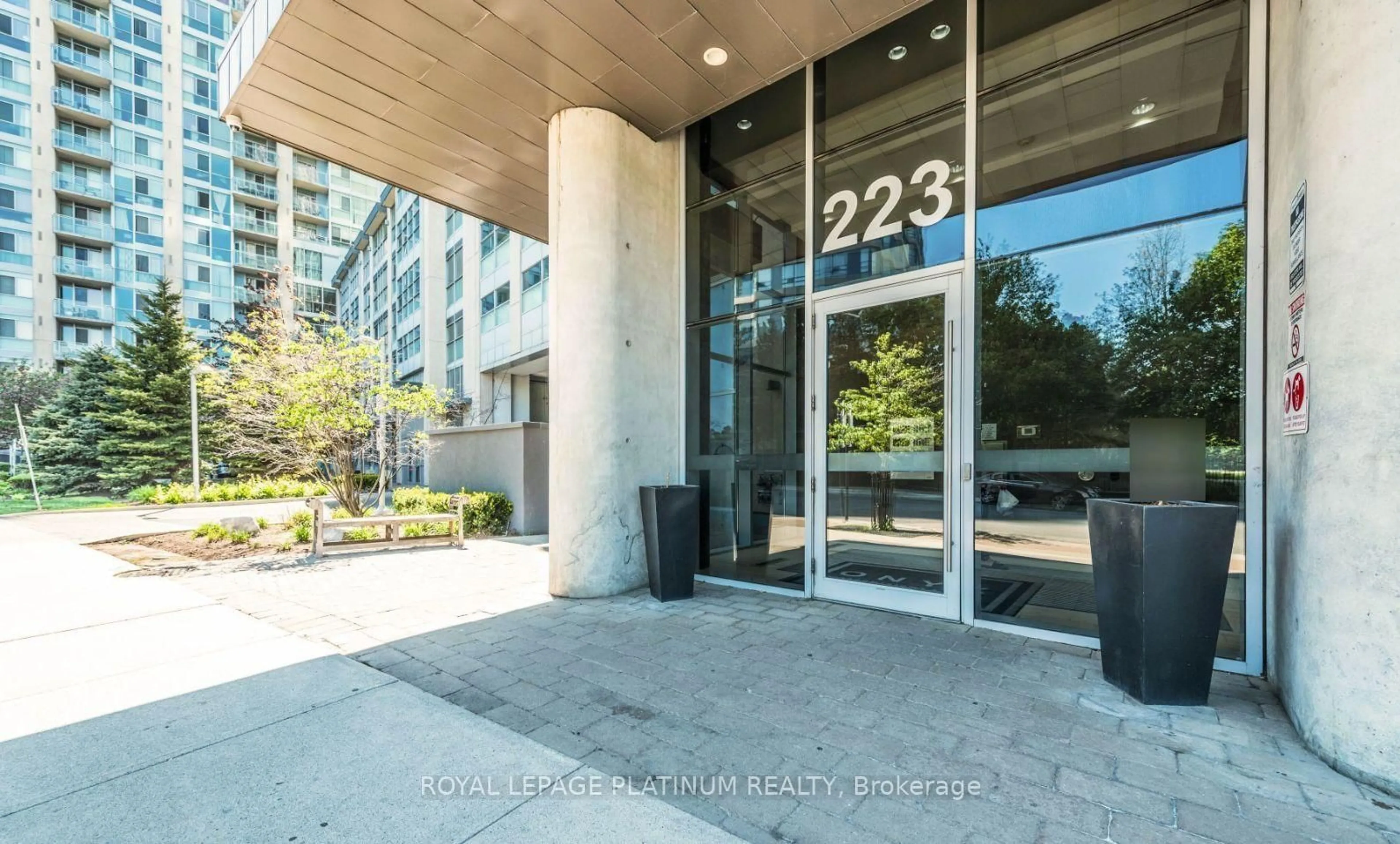 Indoor foyer for 223 Webb Dr #1202, Mississauga Ontario L5B 0E8