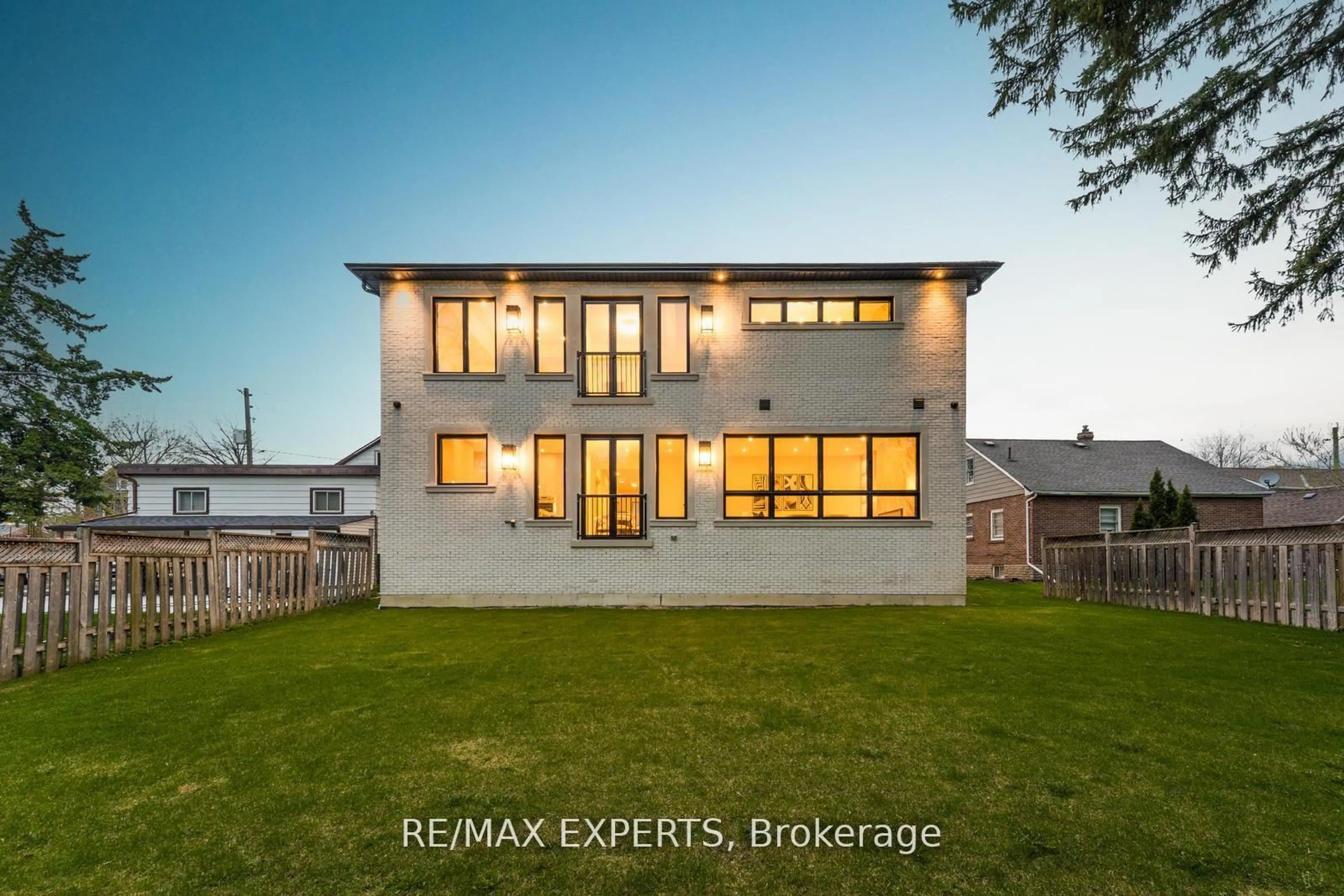 A pic from outside/outdoor area/front of a property/back of a property/a pic from drone, building for 86 Willow St, Caledon Ontario L7E 3G3