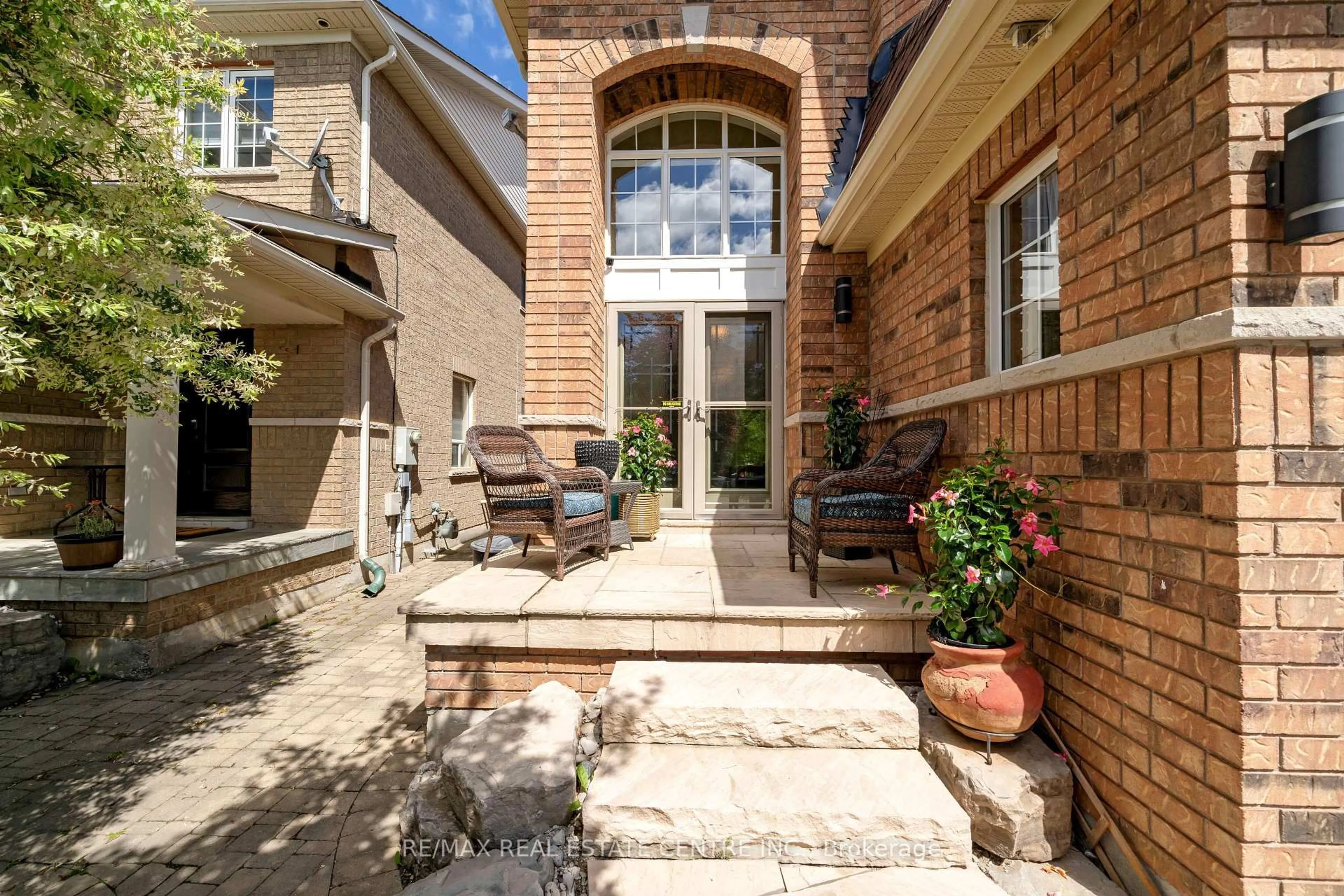 Patio, street for 27 Milfoil St, Halton Hills Ontario L7G 6M5