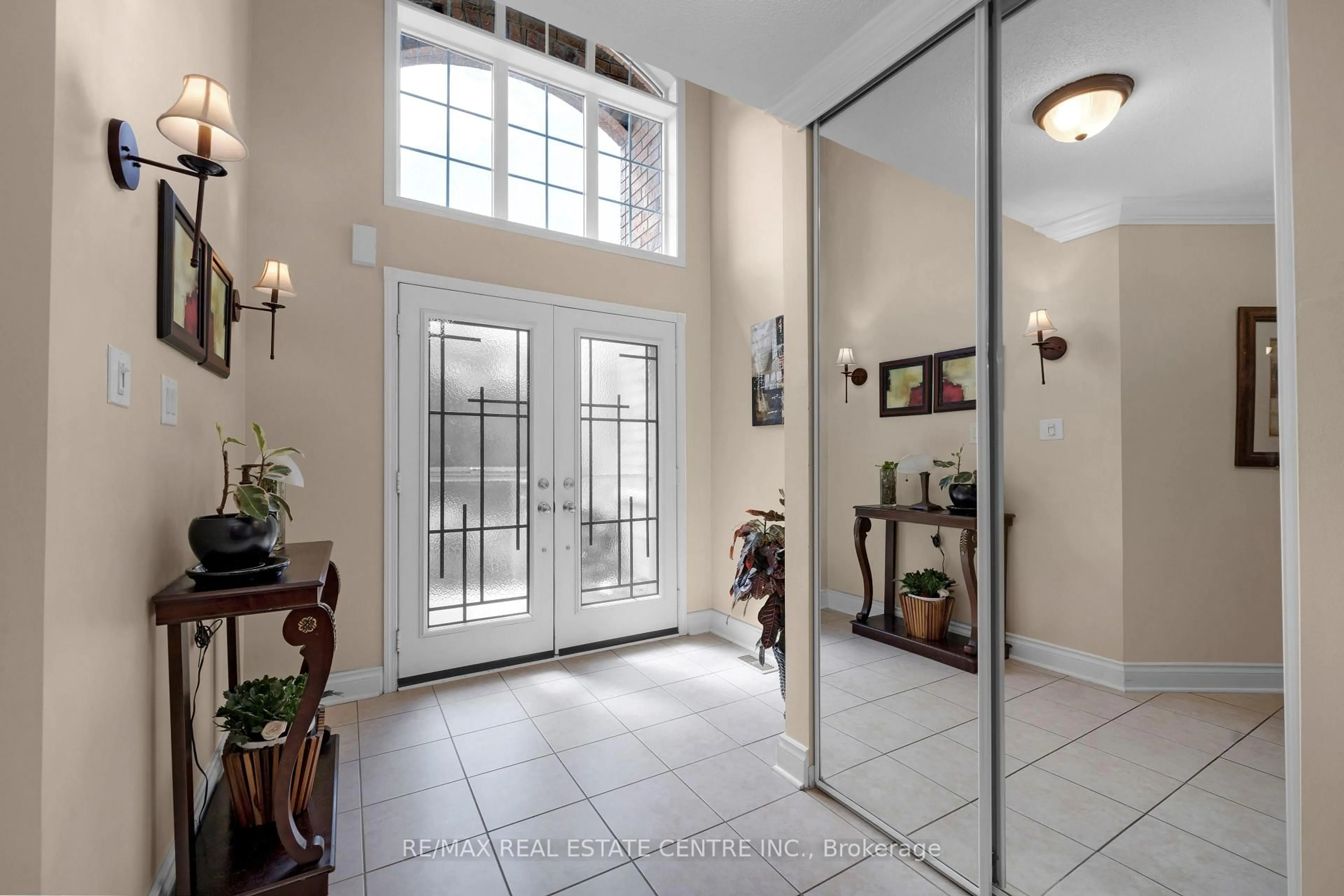 Indoor entryway for 27 Milfoil St, Halton Hills Ontario L7G 6M5