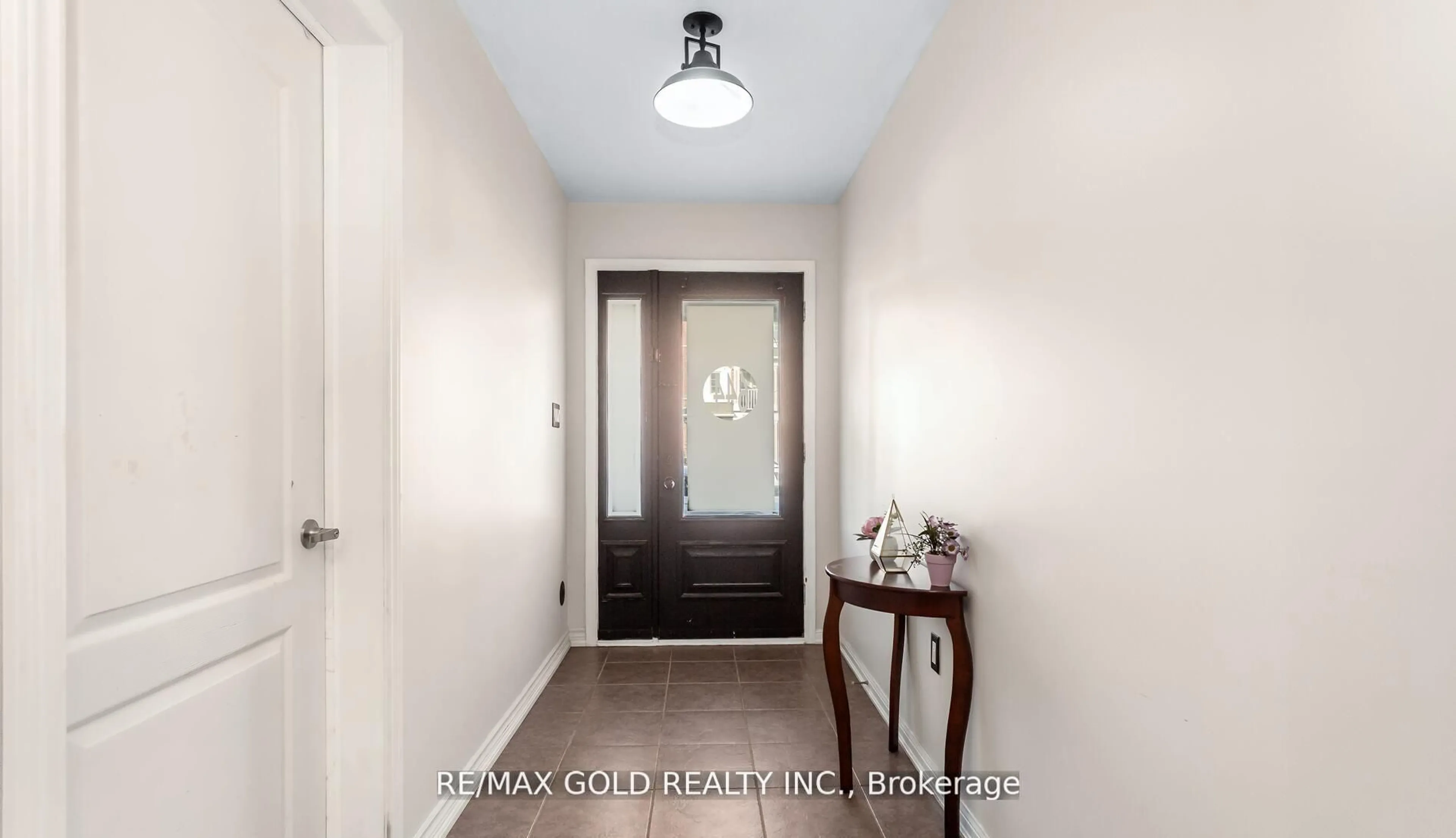 Indoor entryway for 644 Scott Blvd, Milton Ontario L9T 0P2