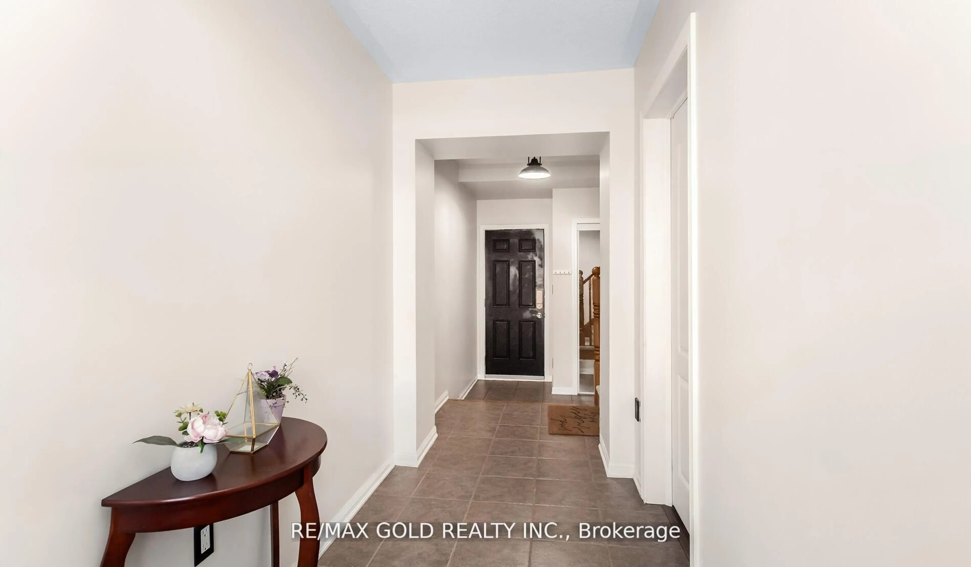 Indoor entryway for 644 Scott Blvd, Milton Ontario L9T 0P2