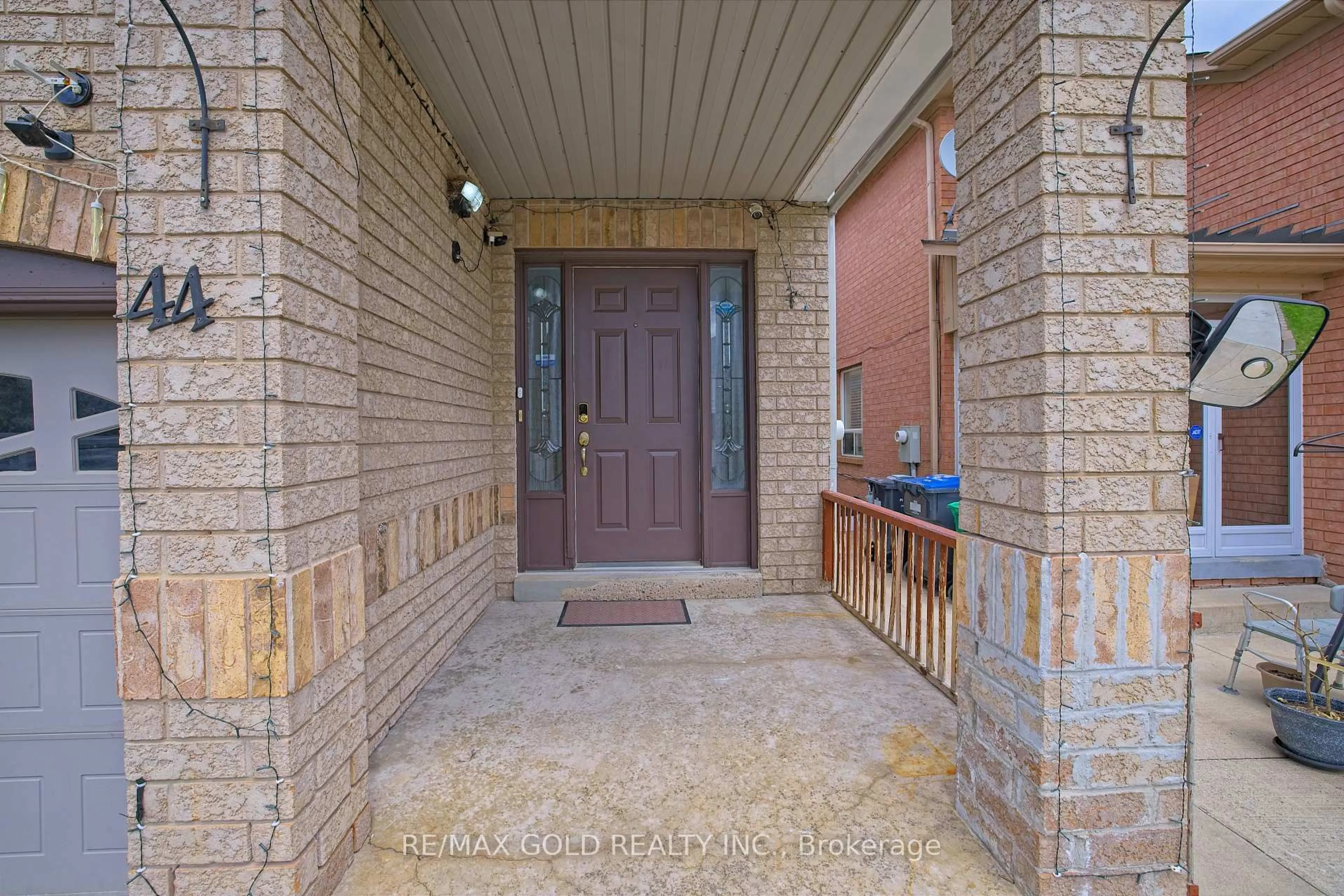Indoor entryway for 44 Baha Cres, Brampton Ontario L7A 2J3