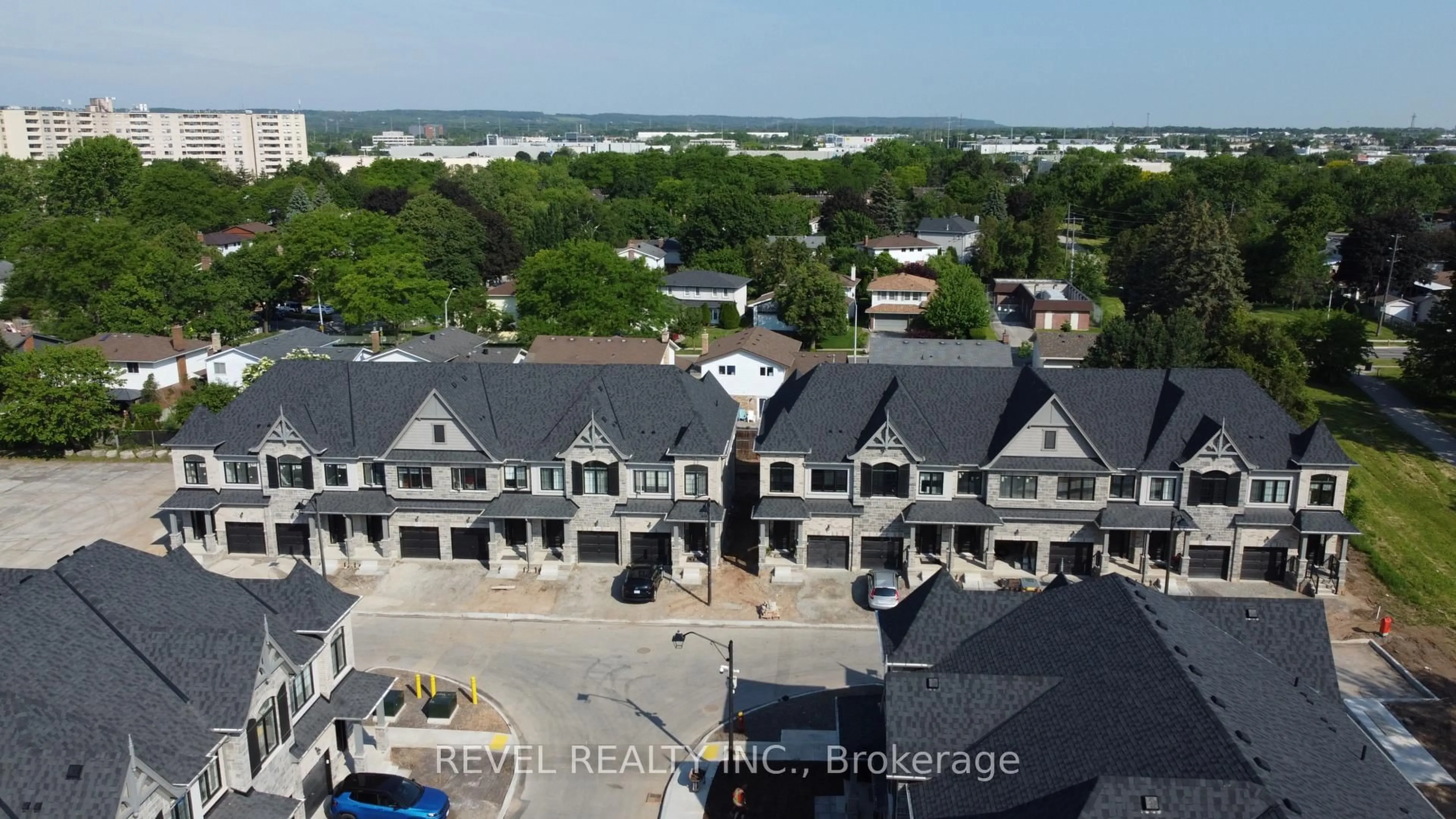 A pic from outside/outdoor area/front of a property/back of a property/a pic from drone, city buildings view from balcony for 3191 Maplehill Dr, Burlington Ontario L7N 2W3
