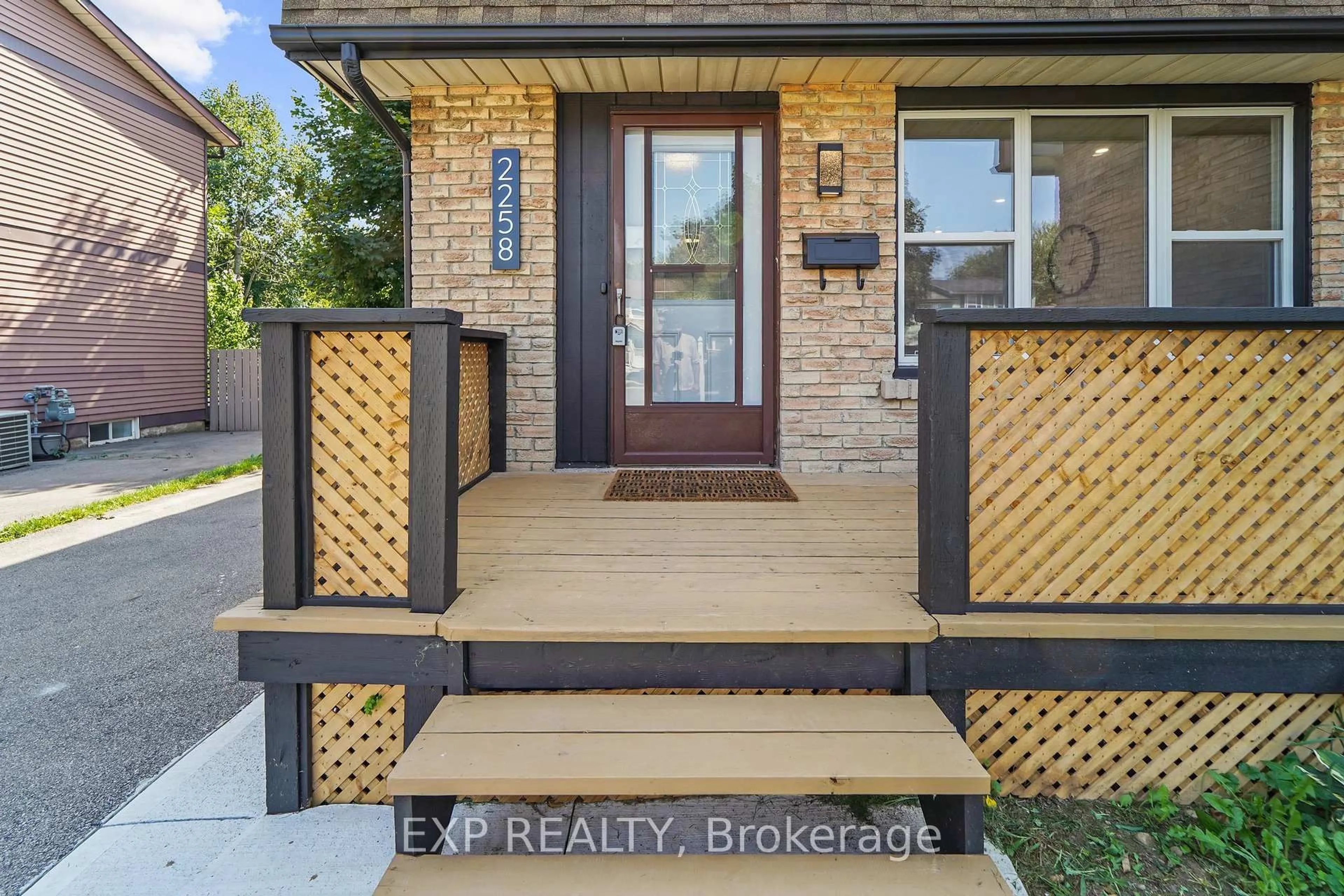 Indoor entryway for 2258 Manchester Dr, Burlington Ontario L7P 3W2