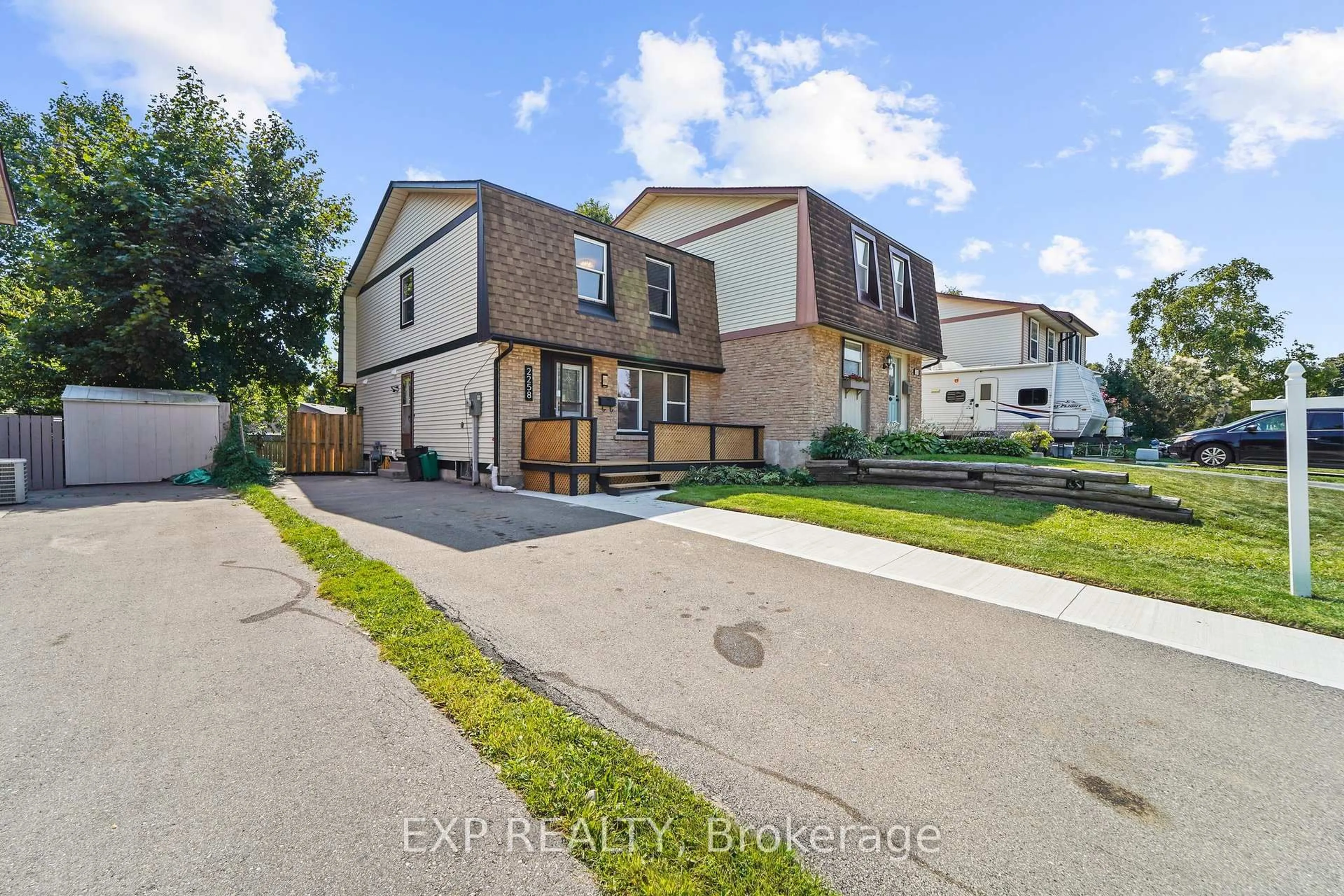 A pic from outside/outdoor area/front of a property/back of a property/a pic from drone, street for 2258 Manchester Dr, Burlington Ontario L7P 3W2