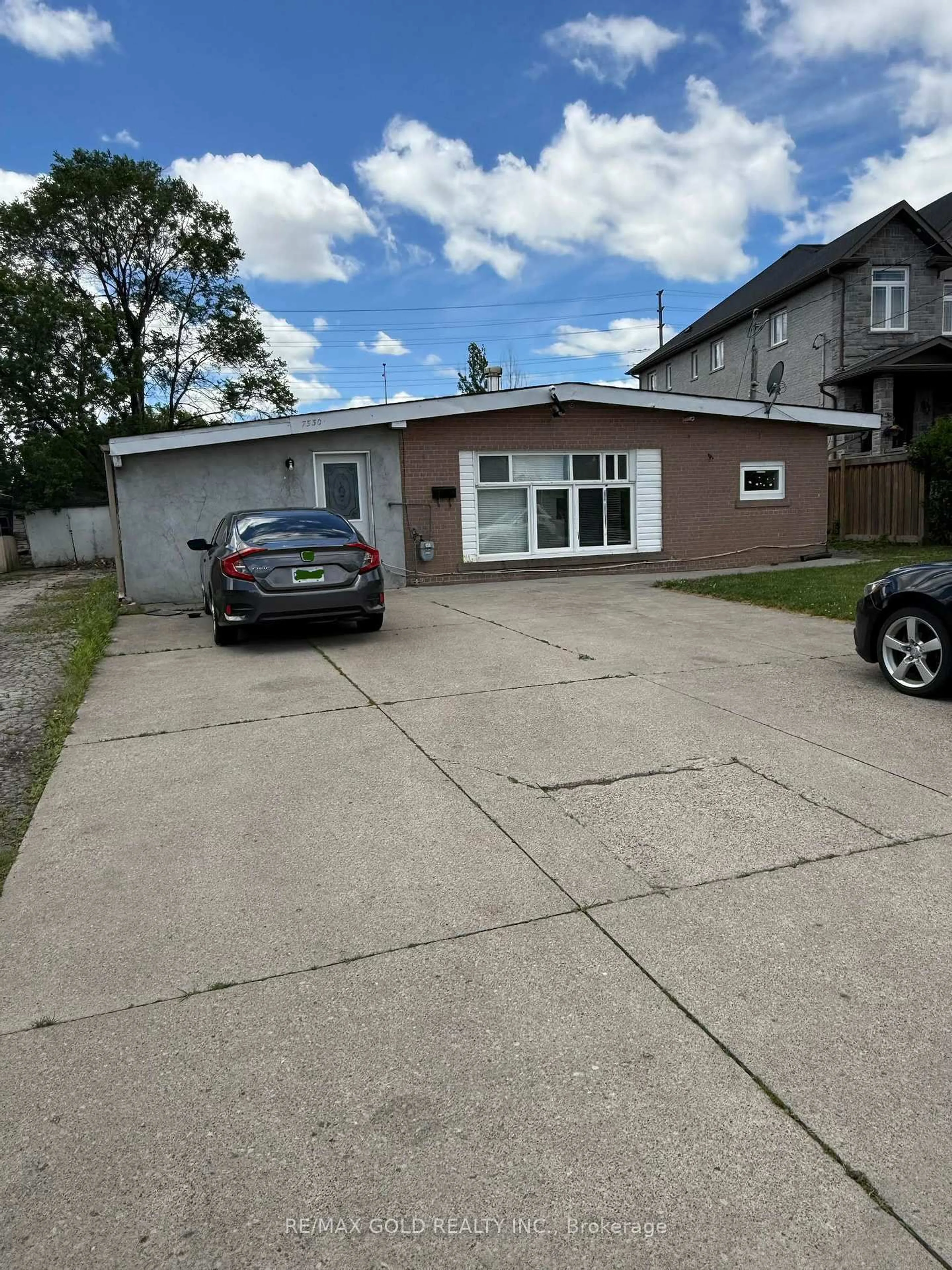 A pic from outside/outdoor area/front of a property/back of a property/a pic from drone, street for 7530 Redstone Rd, Mississauga Ontario L4T 2B8