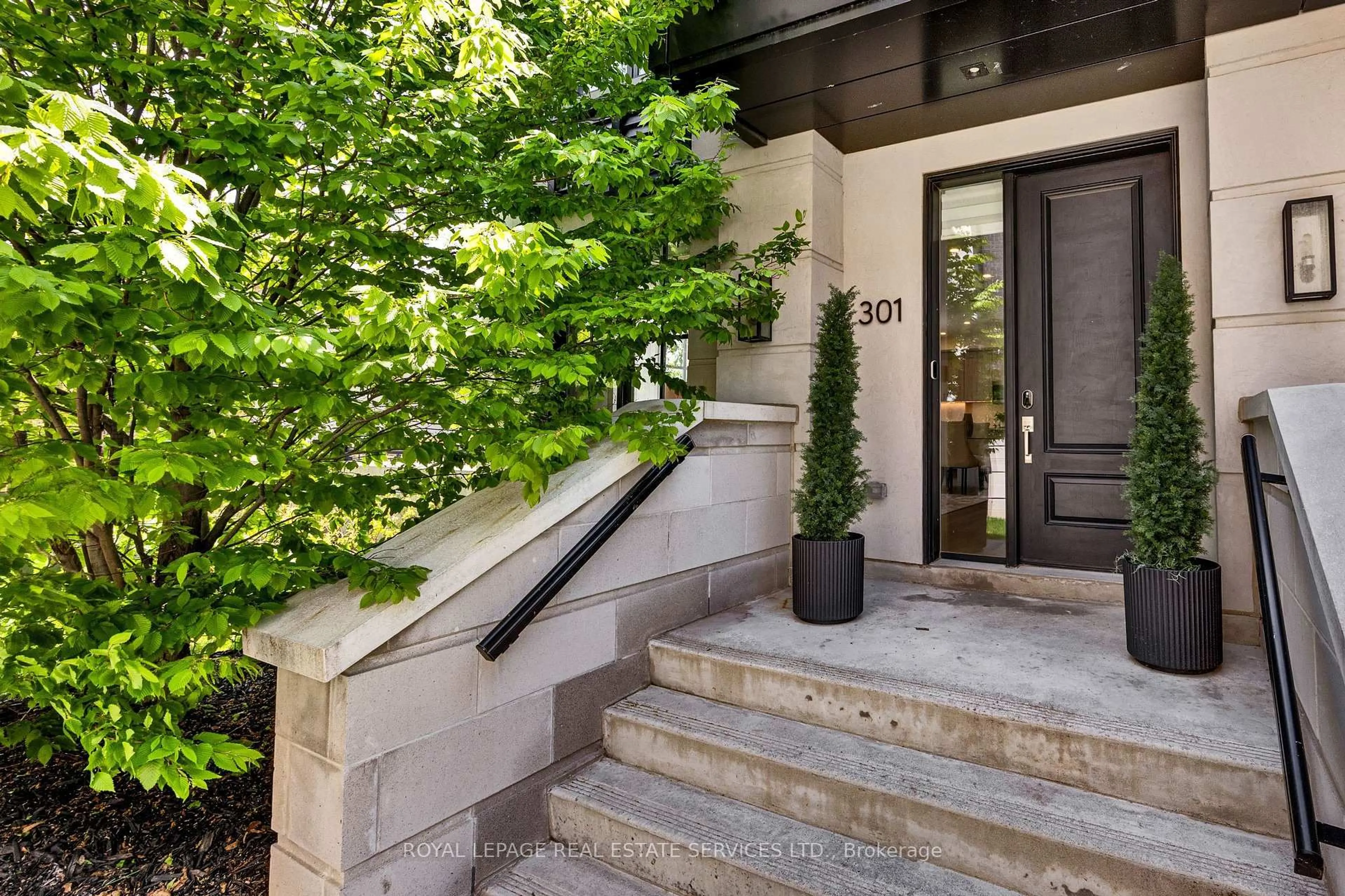 Indoor entryway for 1195 Gooseberry Lane #301, Mississauga Ontario L5G 0B7