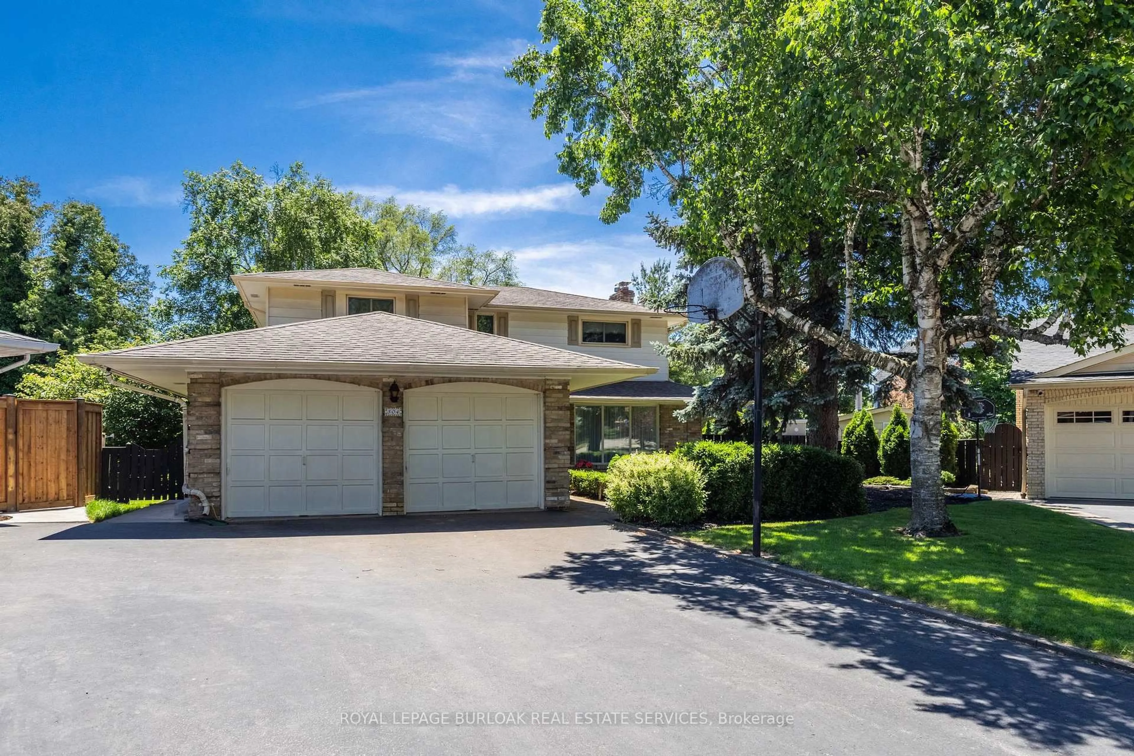 A pic from outside/outdoor area/front of a property/back of a property/a pic from drone, street for 304 Oakwood Crt, Burlington Ontario L7N 1W9