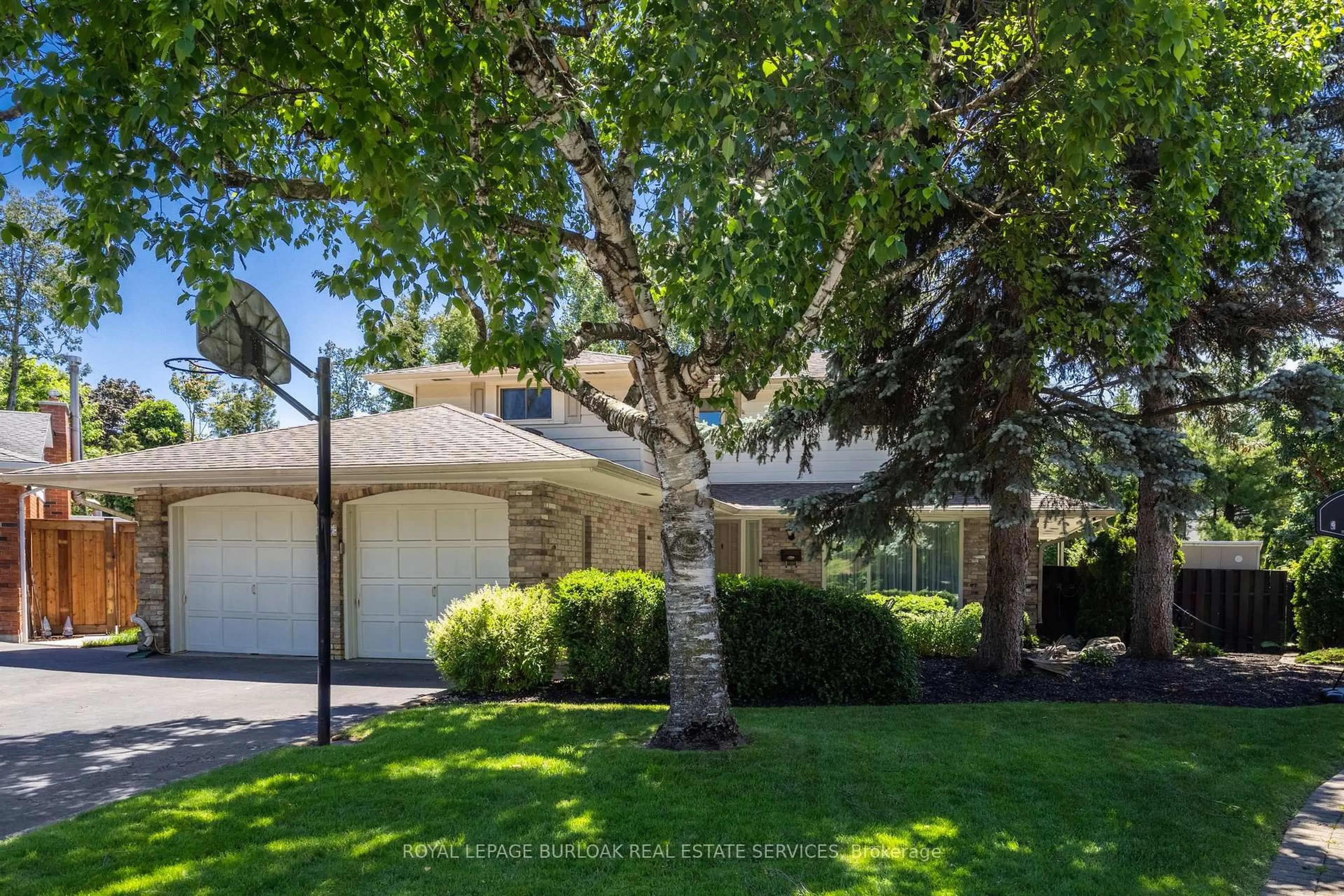 A pic from outside/outdoor area/front of a property/back of a property/a pic from drone, street for 304 Oakwood Crt, Burlington Ontario L7N 1W9