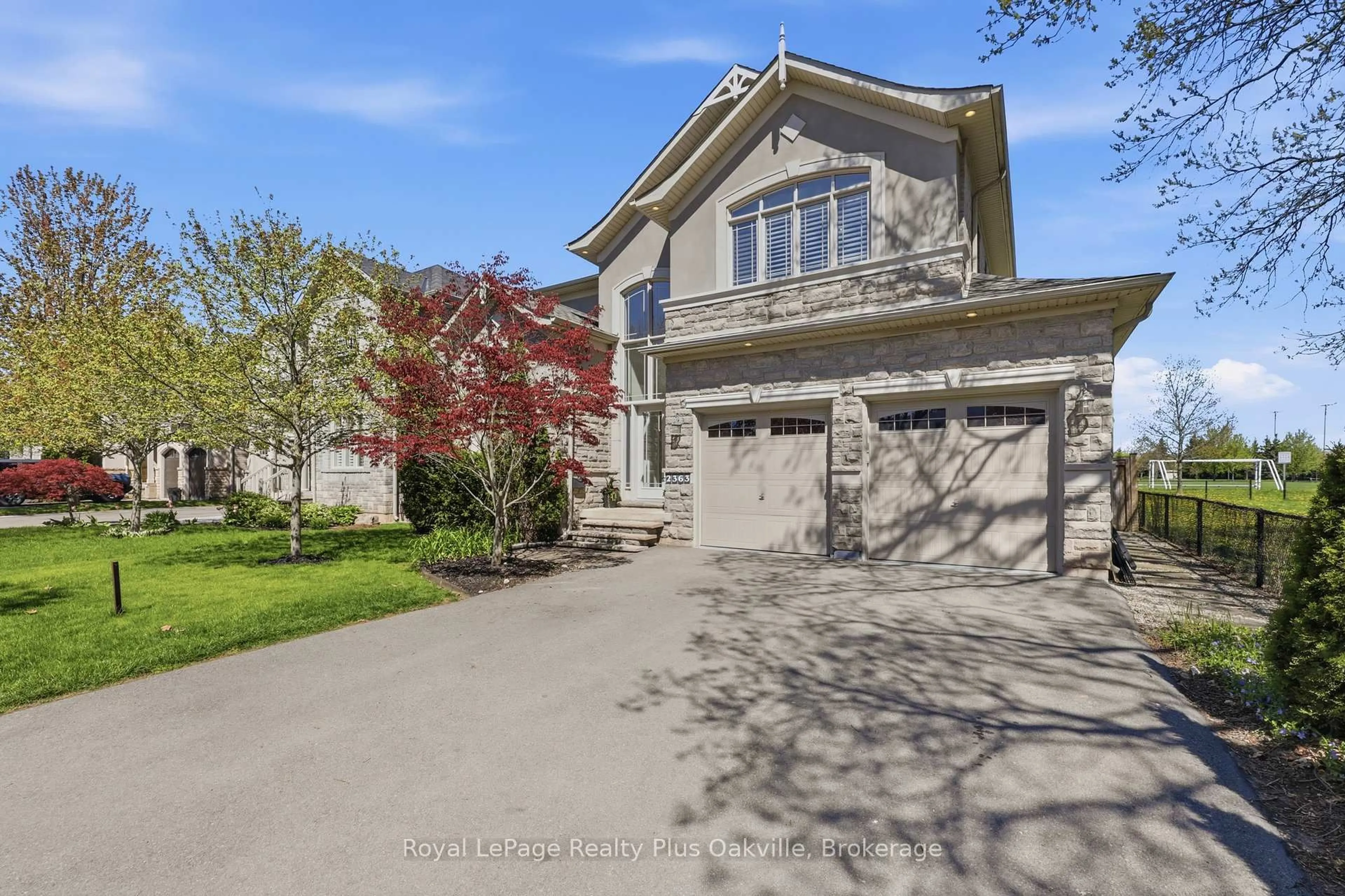 A pic from outside/outdoor area/front of a property/back of a property/a pic from drone, street for 2363 Yolanda Dr, Oakville Ontario L6L 2H9